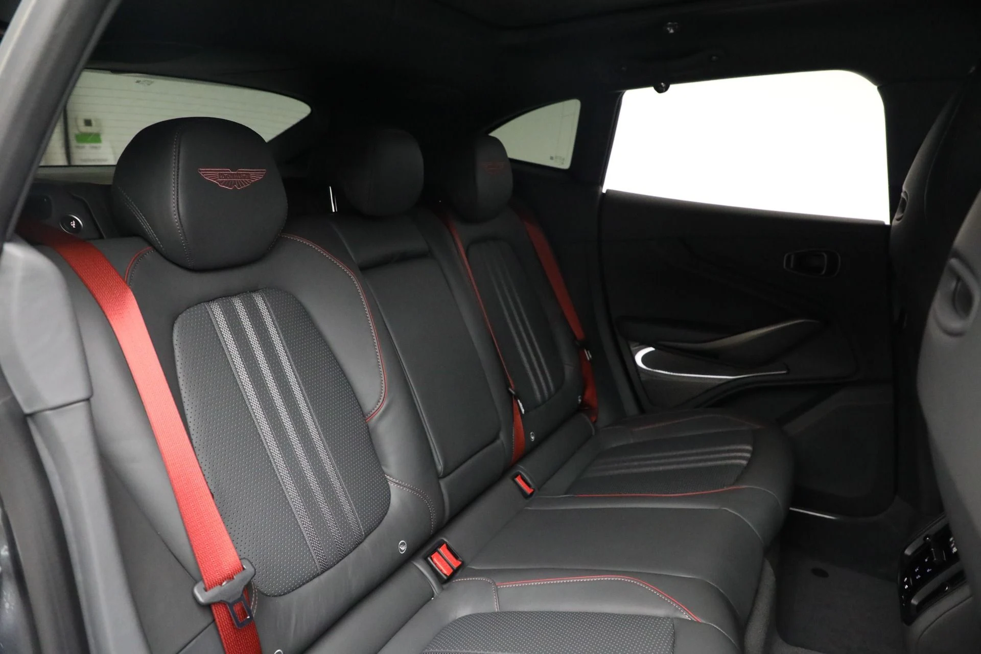 mph027_263181325_New_2025_Aston_Martin_DBX_707_d84a6a569f