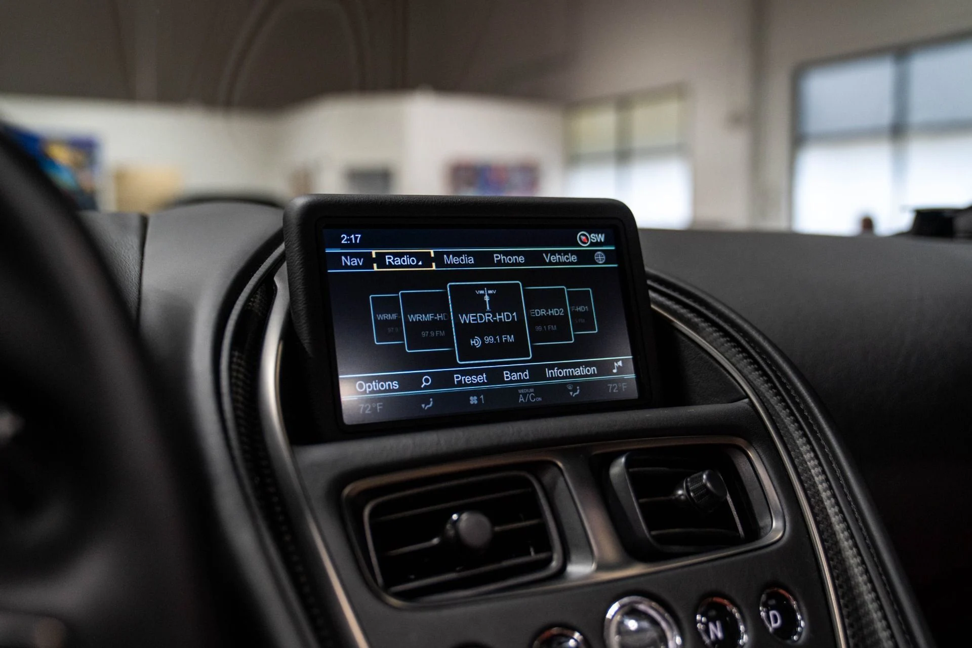 mph027_2636589132_Used_2020_Aston_Martin_DBS_Superleggera_1767994739_04f3be91e1