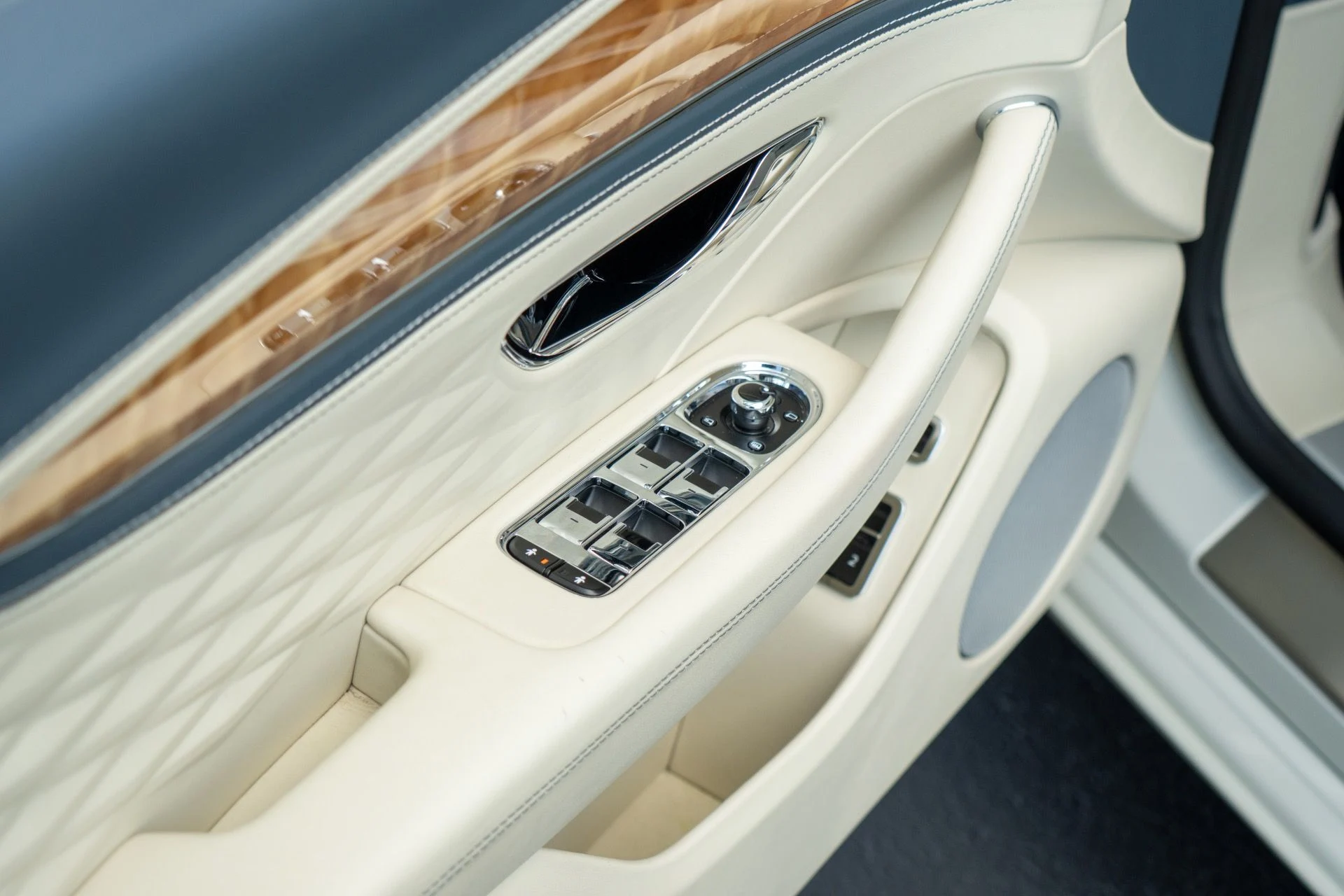 mph027_2640755943_Used_2021_Bentley_Flying_Spur_W12_1764866483_7d39799773