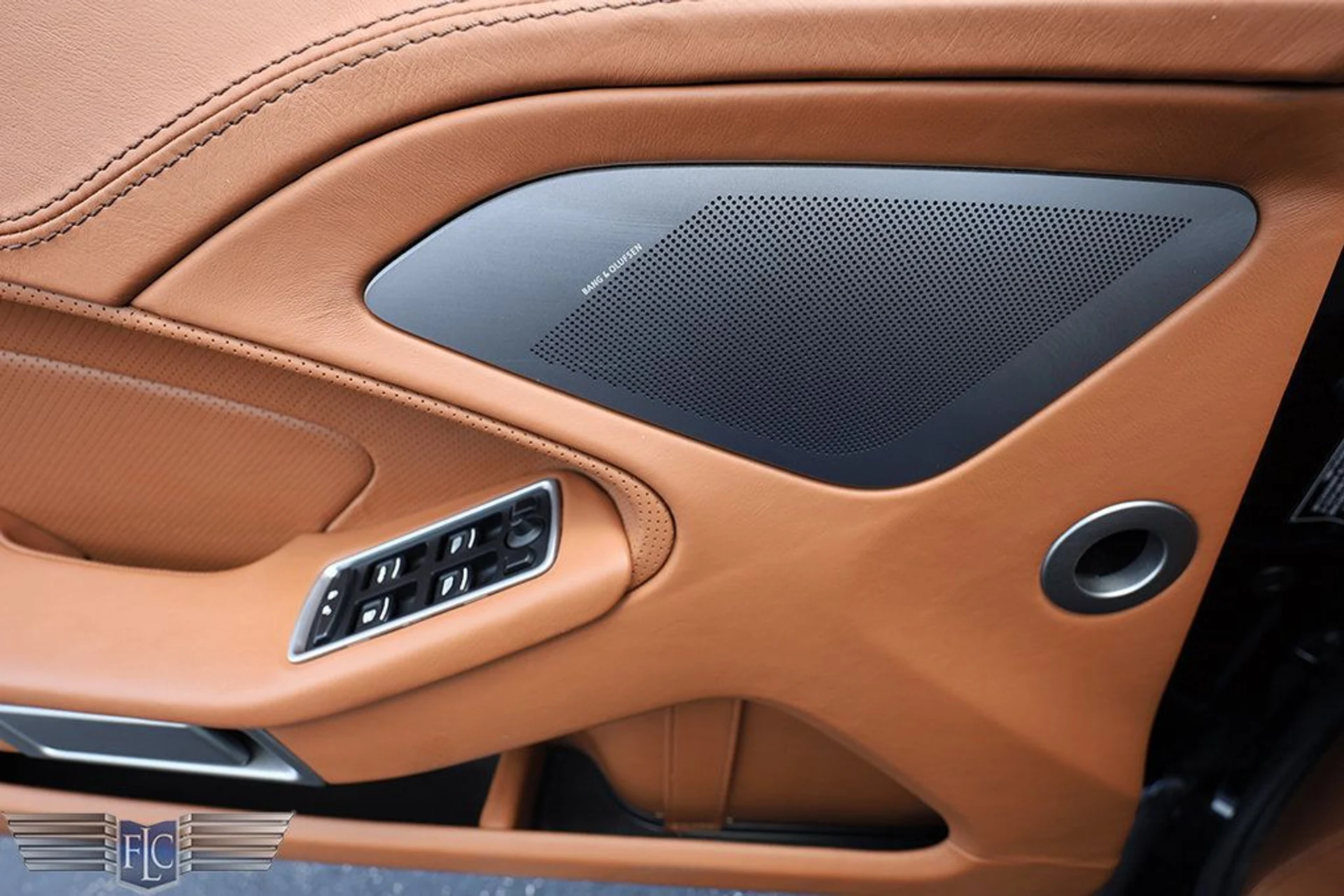 mph027_2643721826_used_2016_aston_martin_vanquish_2drvolante_6305_23035599_28_1024_396716464a