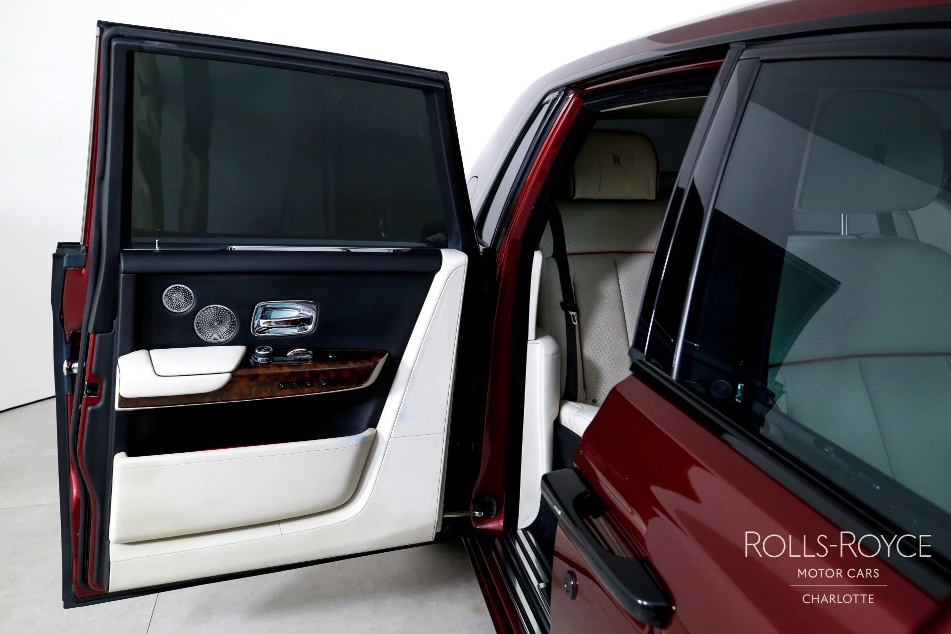 mph027_2651219903_Used_2019_Rolls_Royce_Phantom_1760804131_ed22b70446