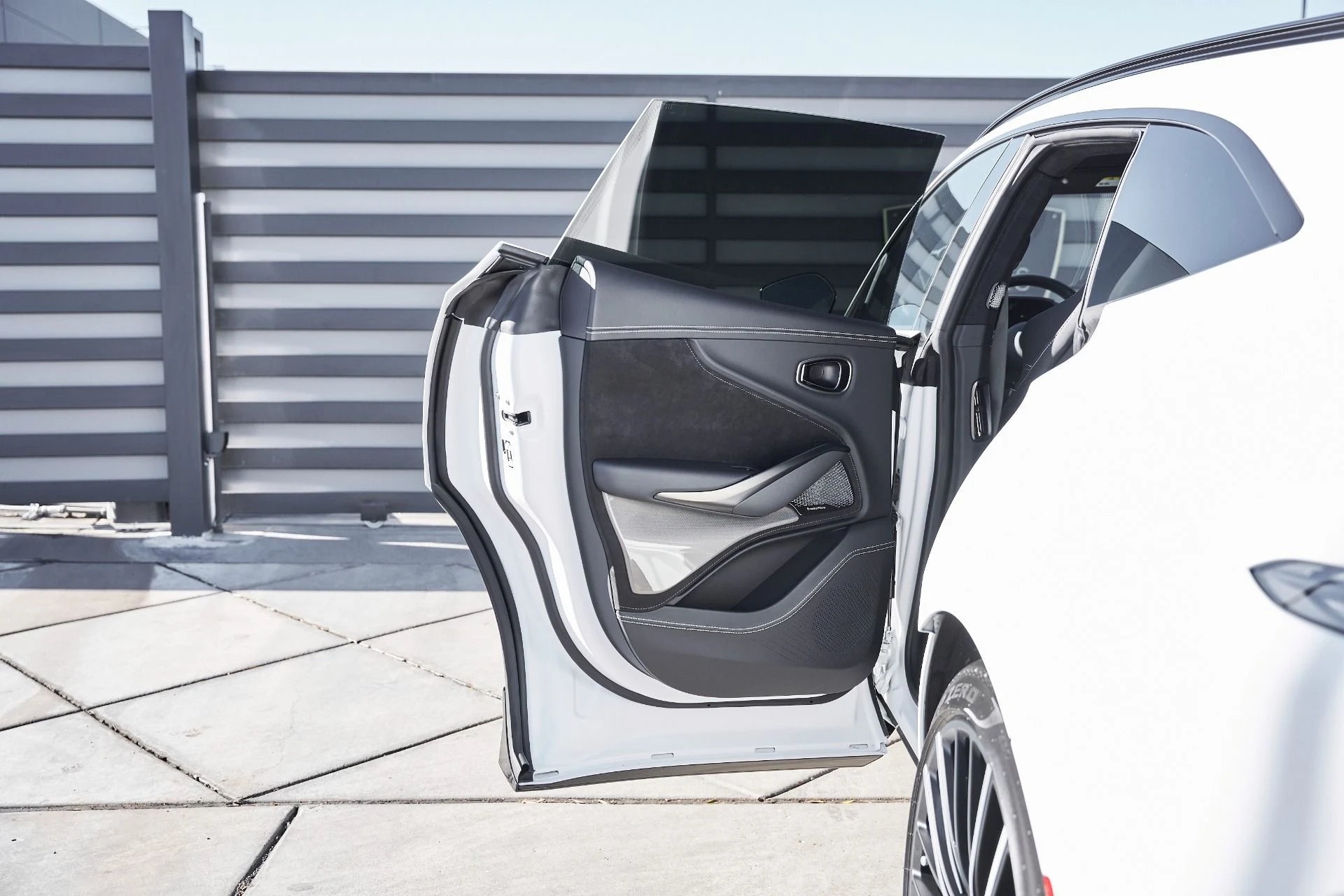 mph027_2656989400_Used_2025_Aston_Martin_DBX_707_1767063168_be0c2d91a9