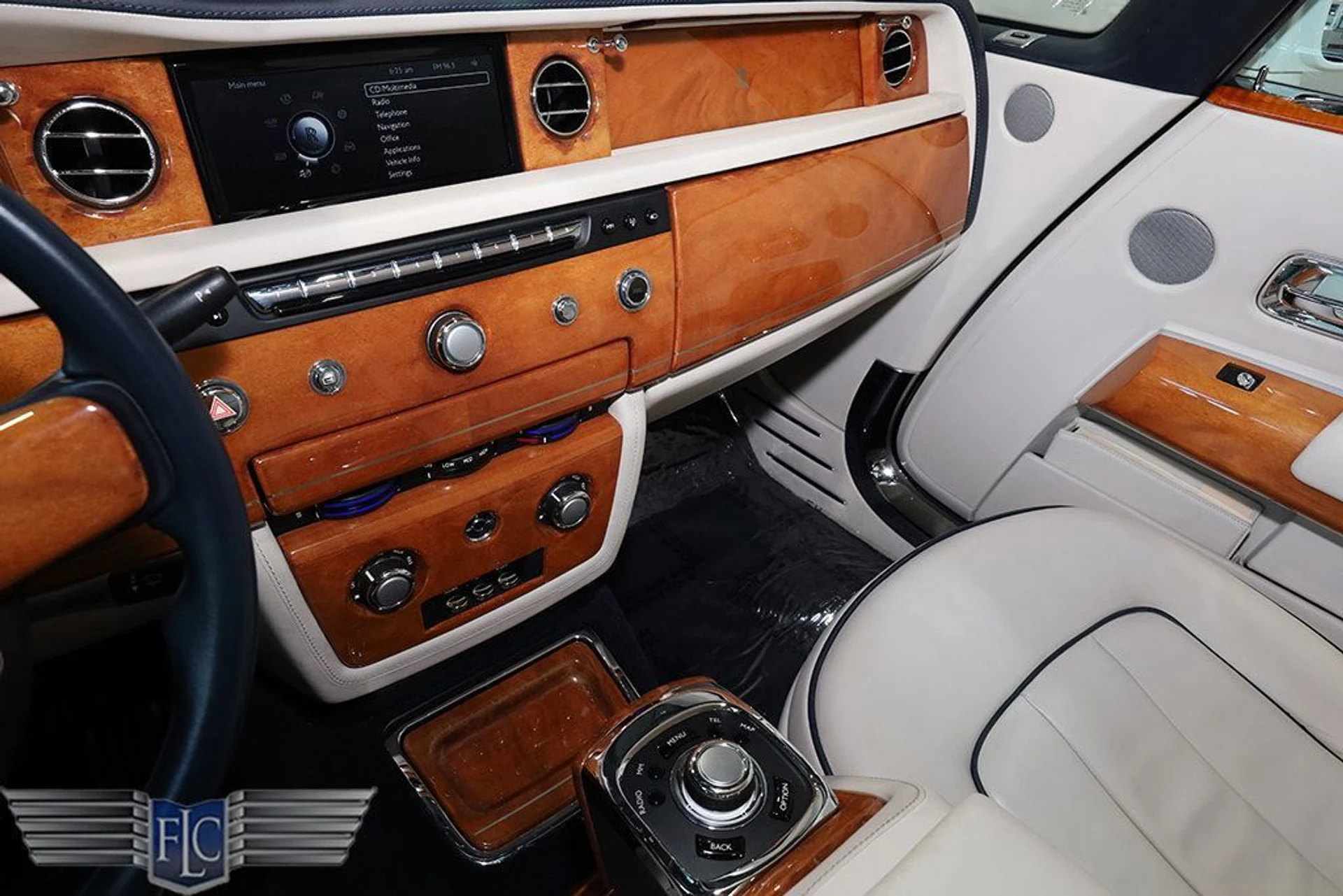 mph027_2664741313_used_2014_rolls_royce_phantom_drophead_coupe_9689_22941725_28_1024_c9ddd638d0