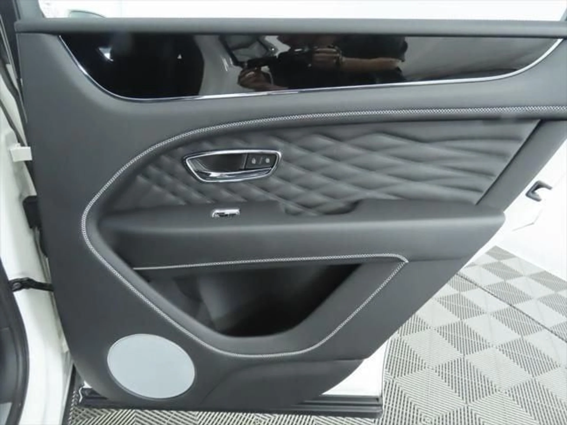 mph027_2675368517_new_2025_bentley_bentayga_8119_22803697_28_640_b9aed5d750