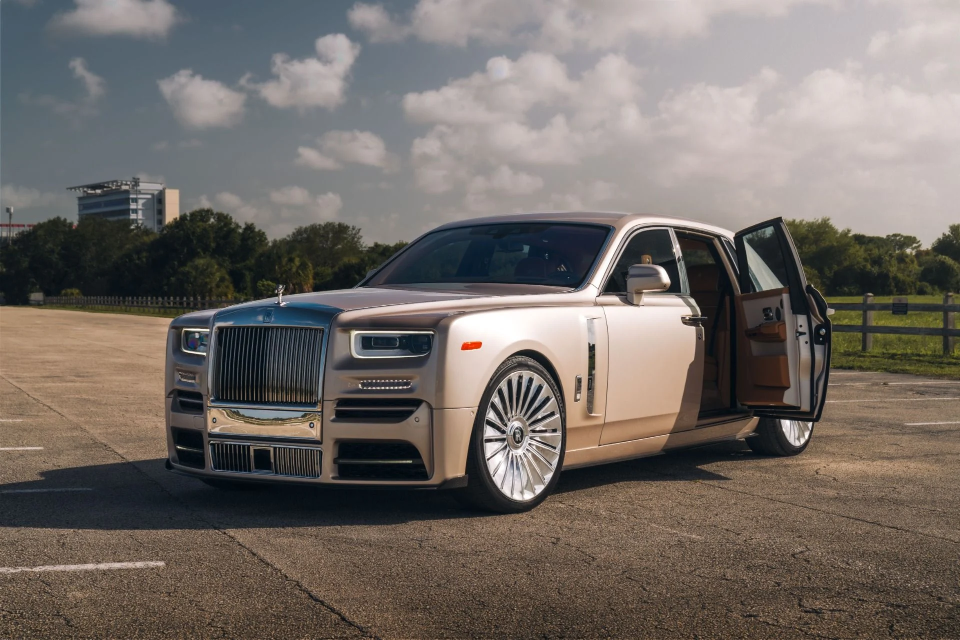 mph027_2677941732_Used_2019_Rolls_Royce_Phantom_FULL_MANSORY_BUILD_525600_MSRP_White_Sands_Paint_w_Starlight_Warranty_1753731338_2c65d7b1bd