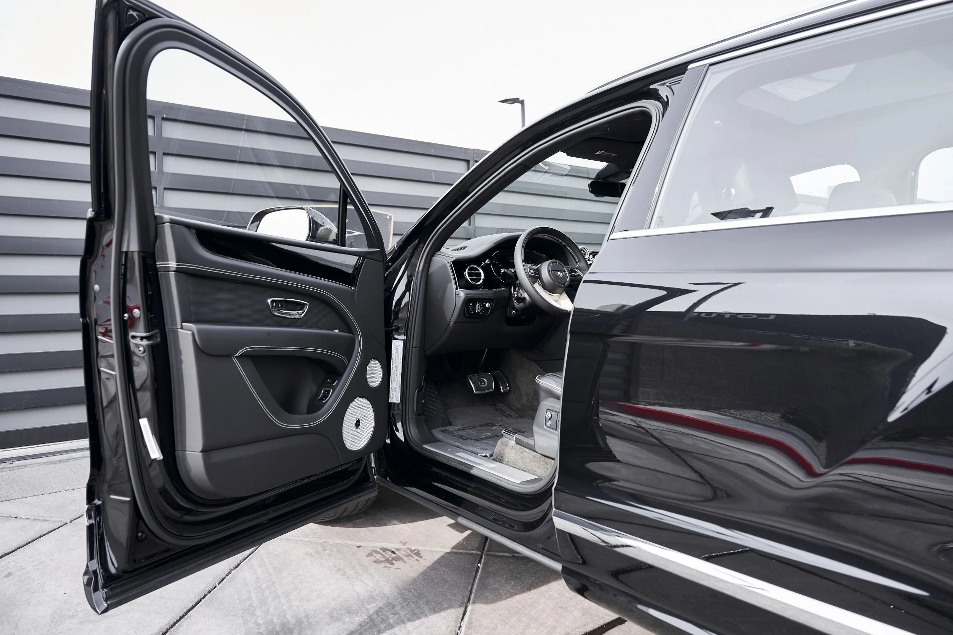 mph027_2680857446_Used_2023_Bentley_Bentayga_EWB_Azure_1769048630_0c223c5a76