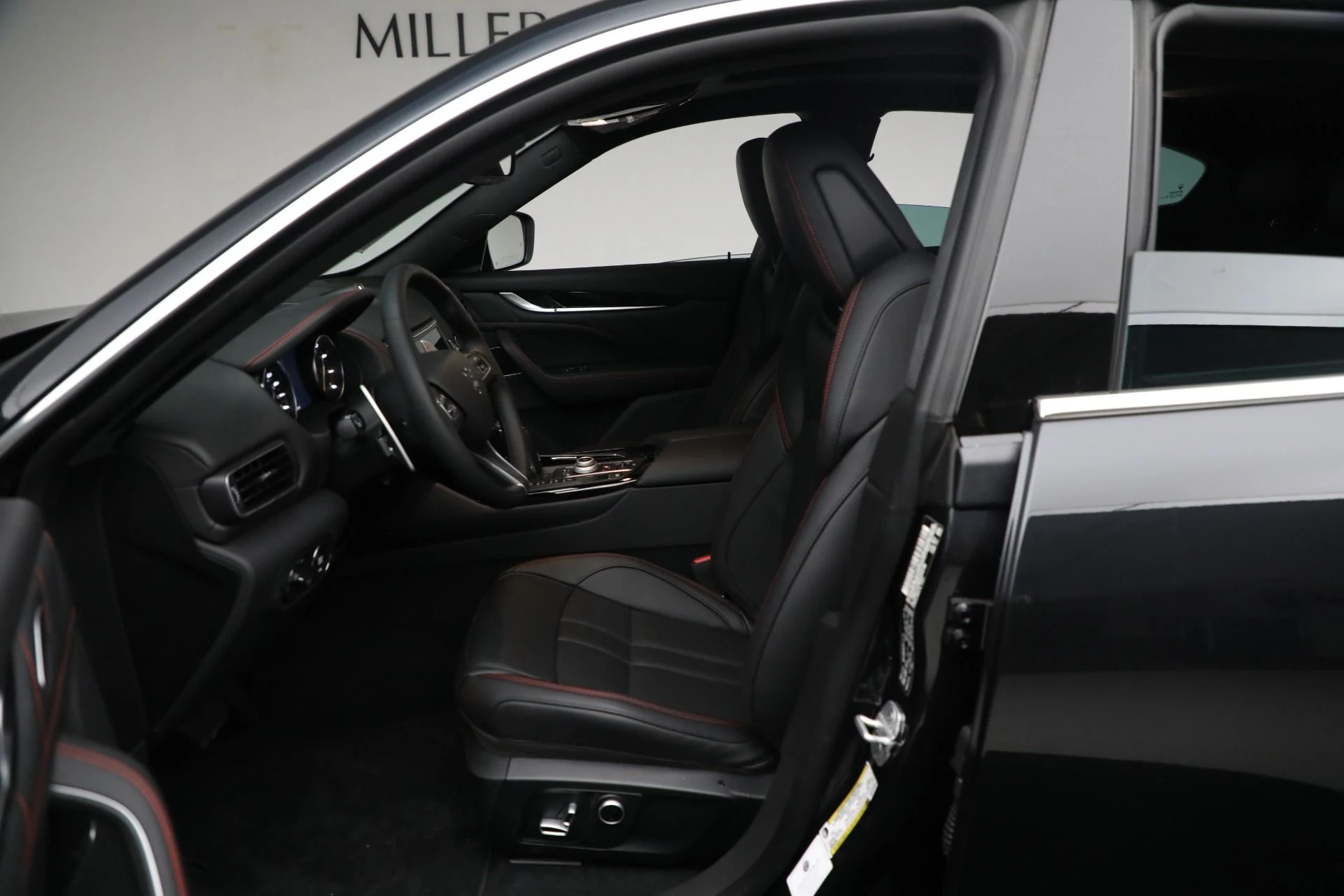 mph027_2701101741_New_2024_Maserati_Levante_GT_Ultima_5e36db956c