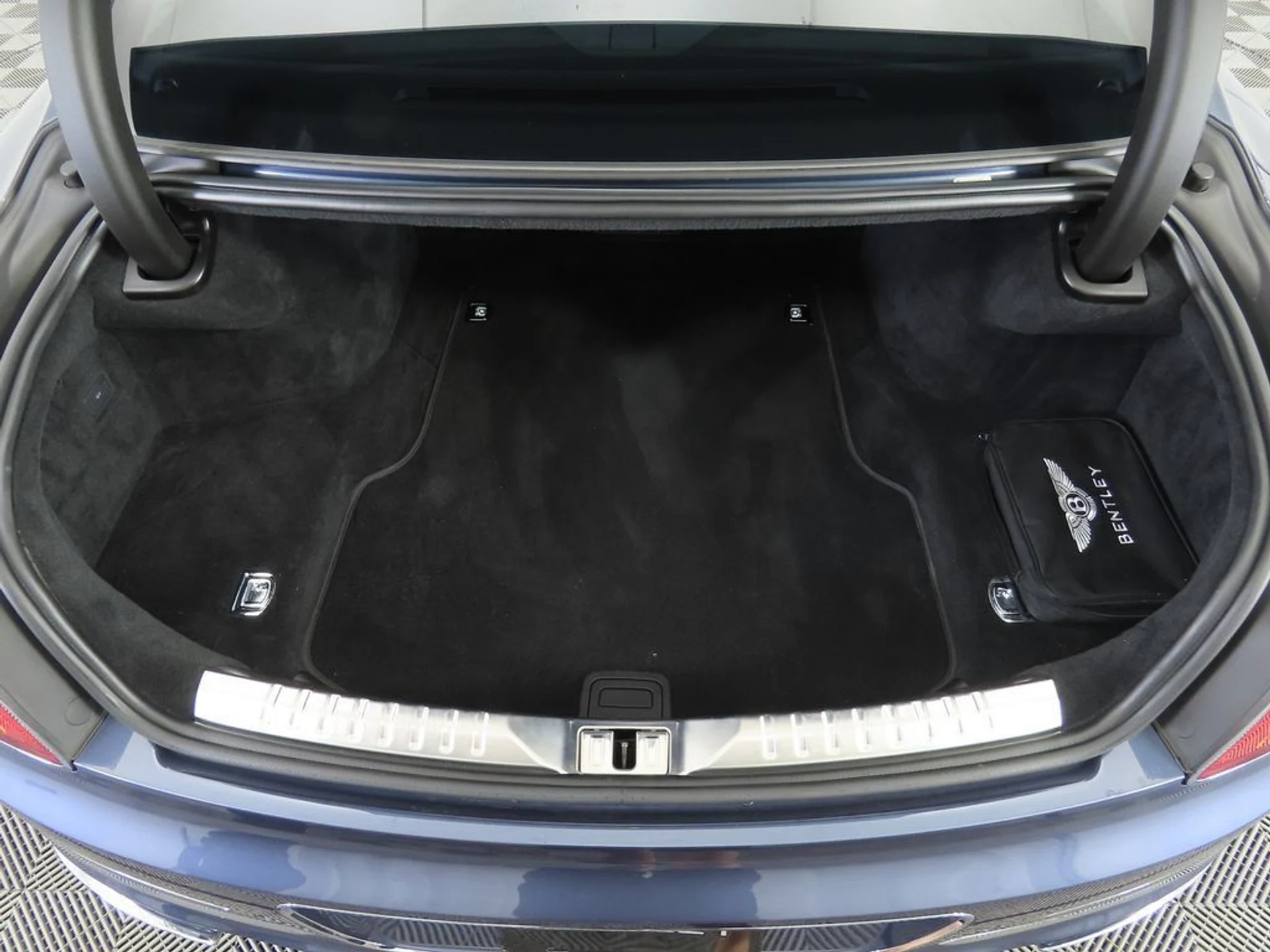 mph027_2721640256_used_2020_bentley_flying_spur_w12sedan_8119_22964614_28_1024_ee68a00e6d