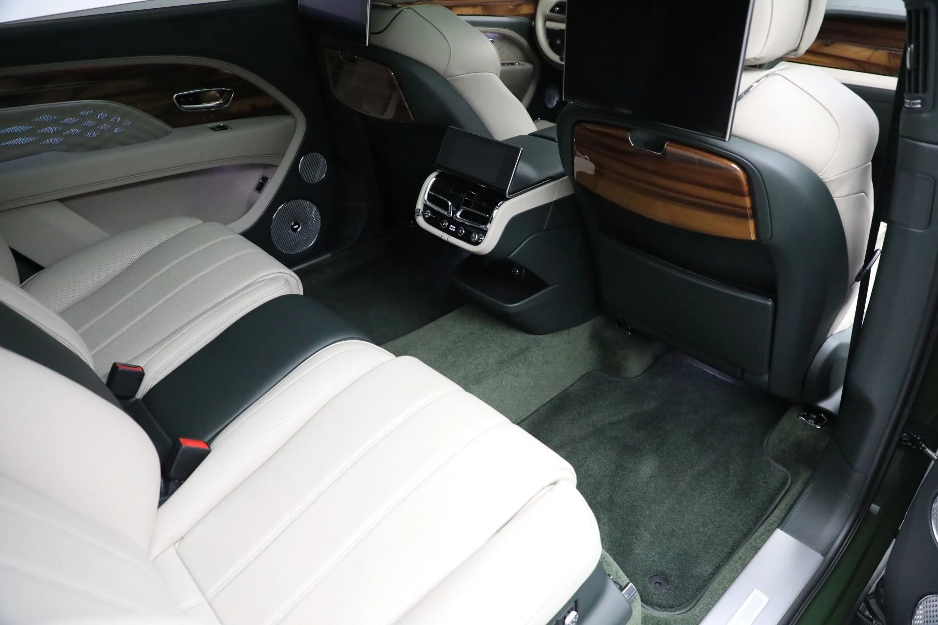 mph027_2722319150_Used_2023_Bentley_Bentayga_EWB_Azure_V8_7cb39629e1
