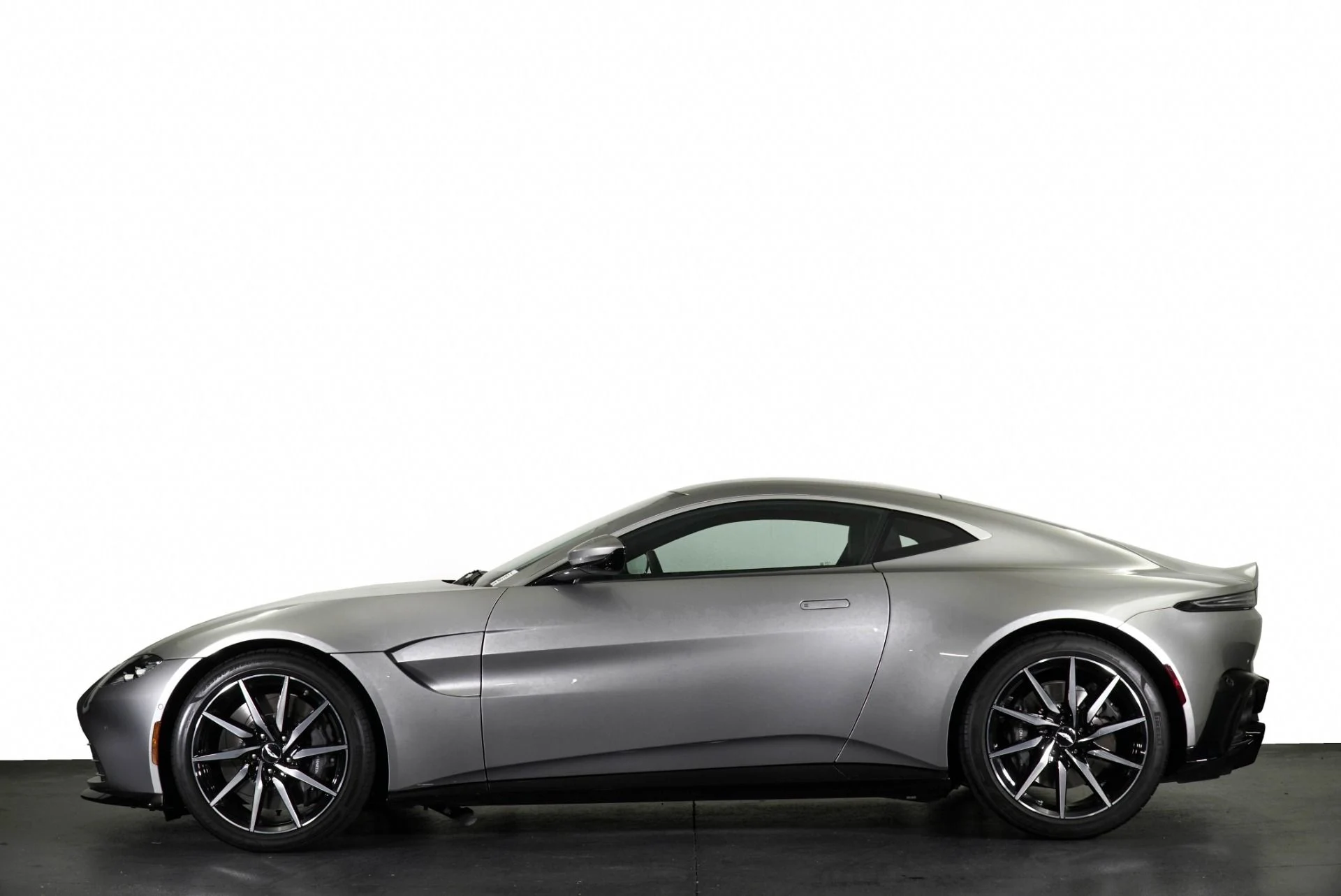 mph027_2723248733_Used_2023_Aston_Martin_Vantage_1770366808_70cbe36fbb