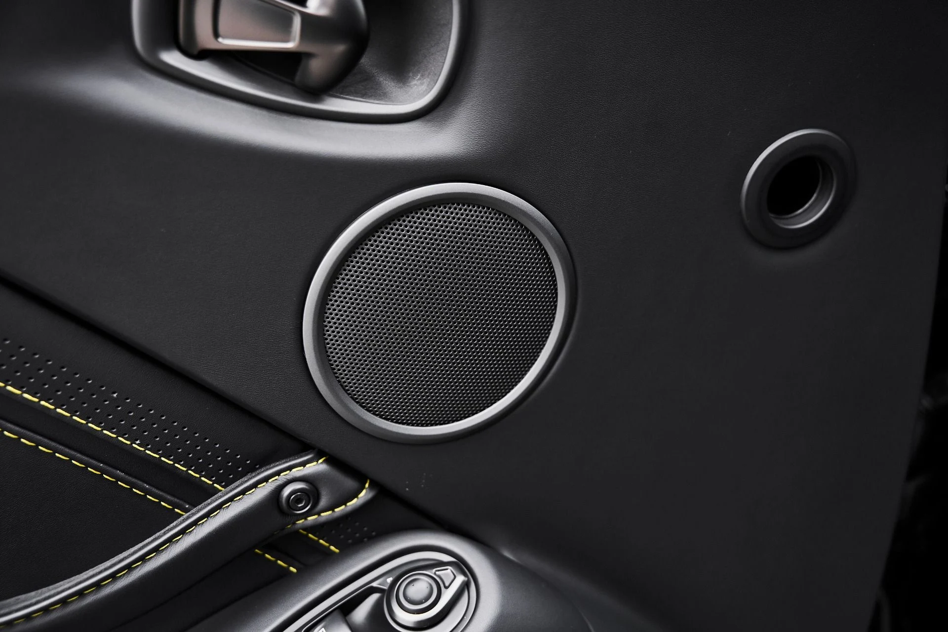 mph027_2732874593_Used_2023_Aston_Martin_Vantage_1775333329_2905f904f5