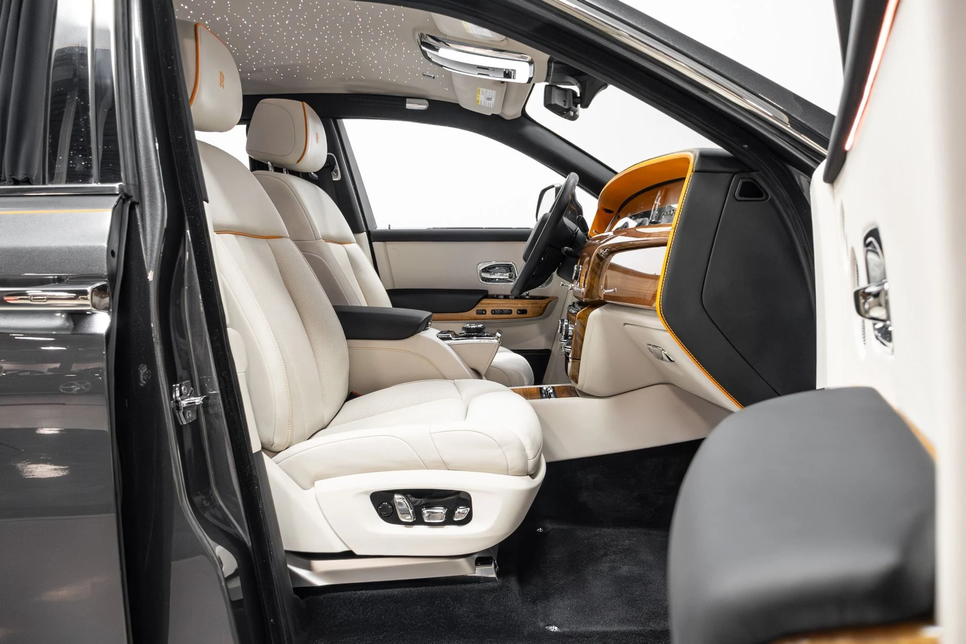 mph027_2735973890_Used_2019_Rolls_Royce_Phantom_1770350910_bab58ce610