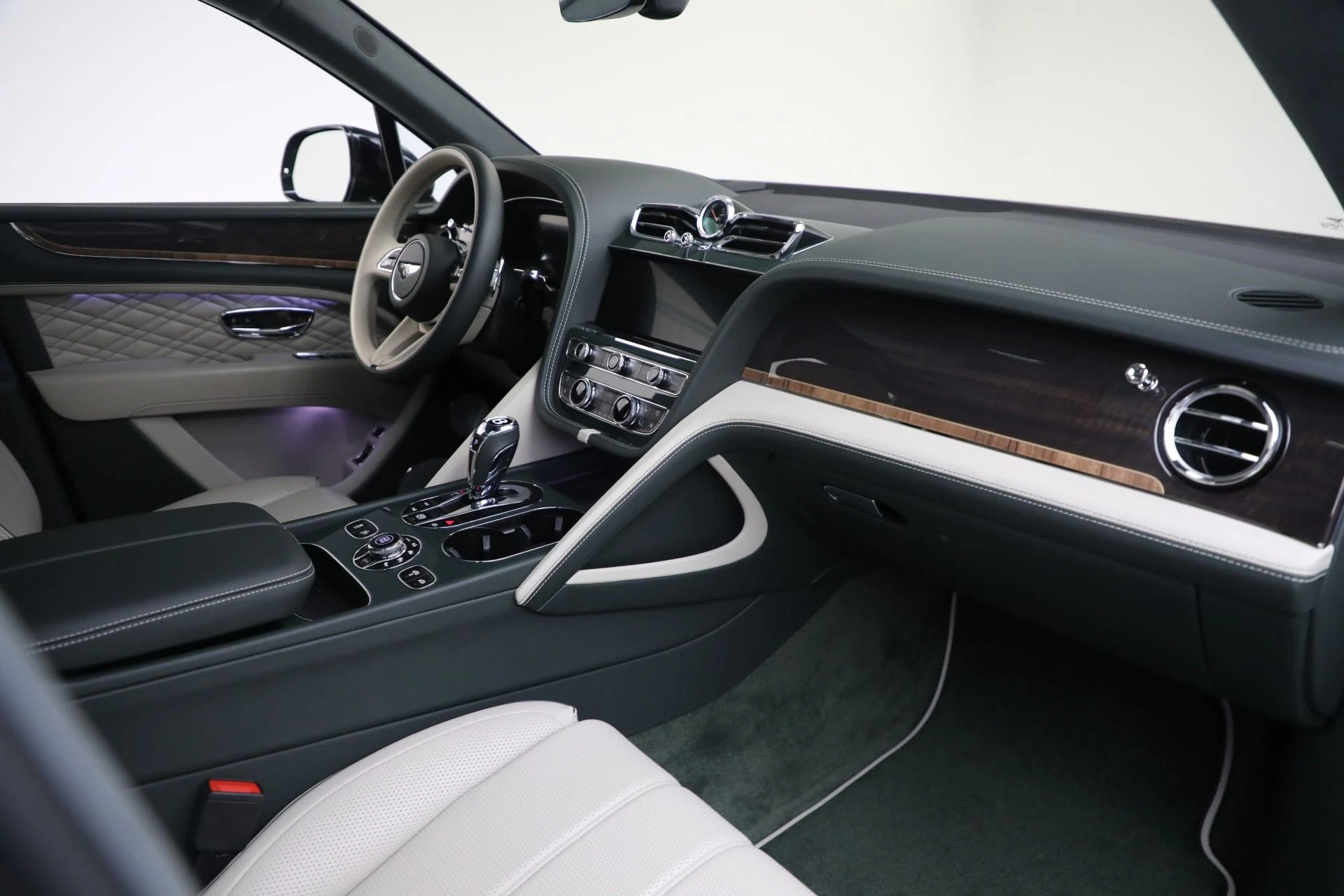 mph027_2772605972_New_2023_Bentley_Bentayga_V8_a4c2322c8b