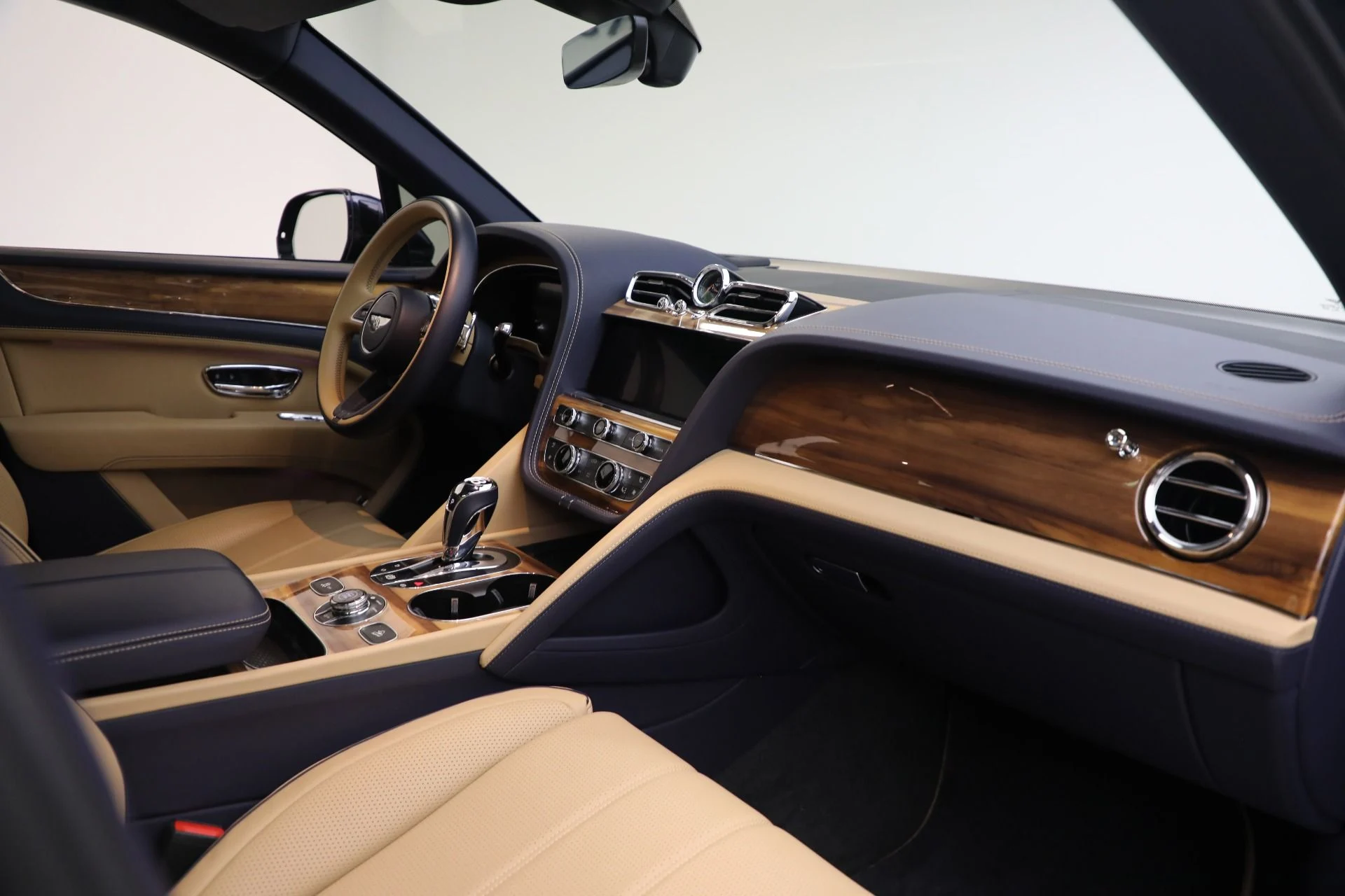 mph027_2776257336_Used_2024_Bentley_Bentayga_EWB_V8_1785184003_5b46a6a4cd