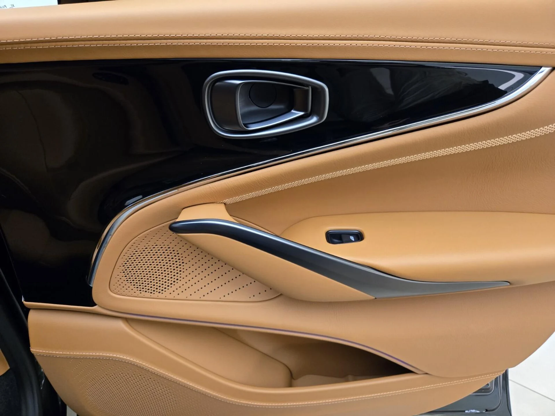 mph027_2781180352_New_2026_Aston_Martin_DBX_707_1761371608_7804be8d12