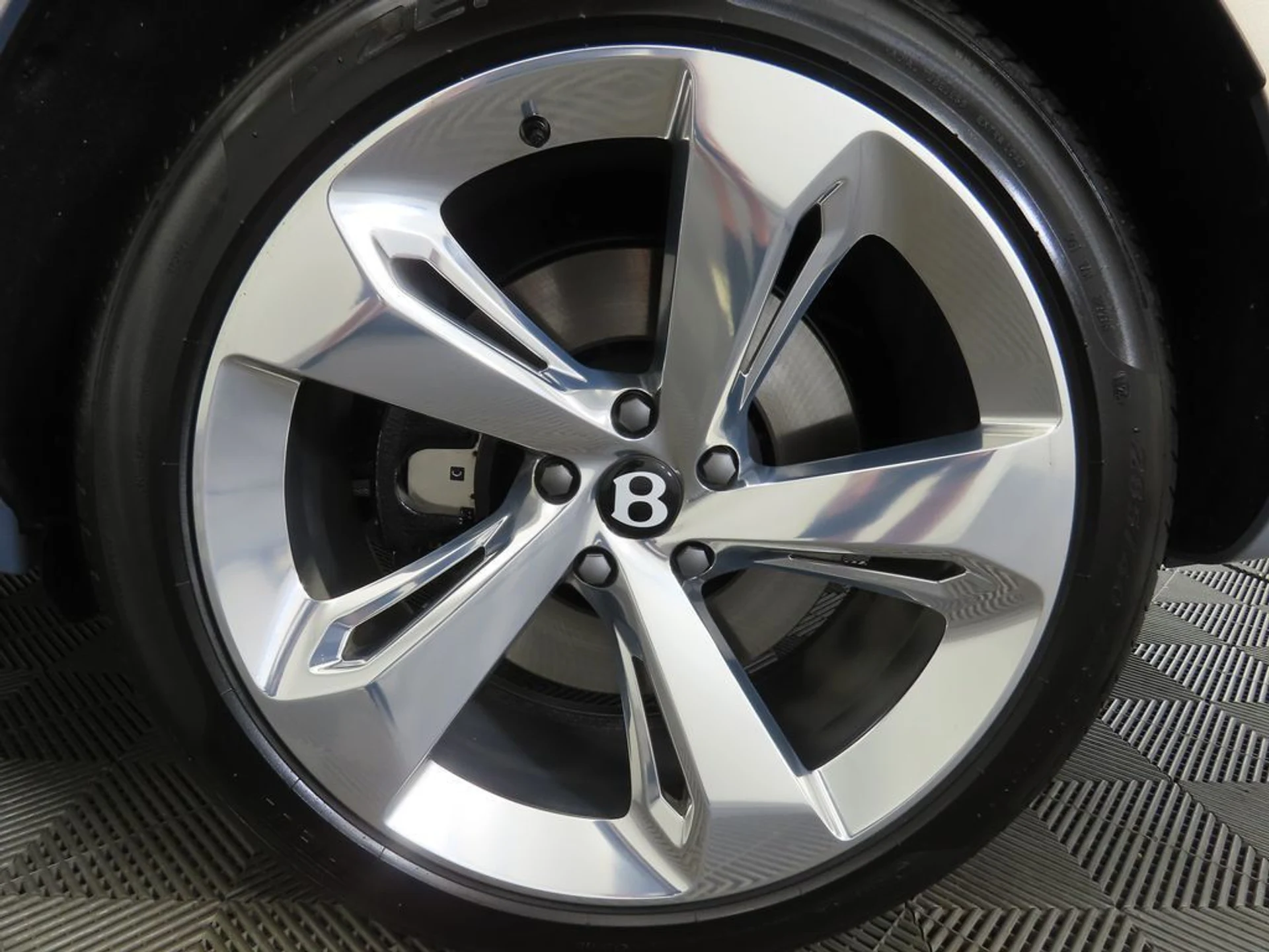 mph027_2788897517_new_2025_bentley_bentayga_ewb_v8awd_8119_22908718_28_1024_06f85fb8f0