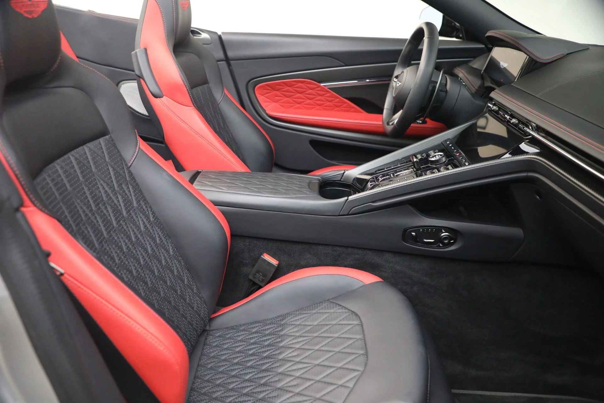 mph027_2790311240_Used_2024_Aston_Martin_DB_12_Volante_1789831075_a6e635e2b2