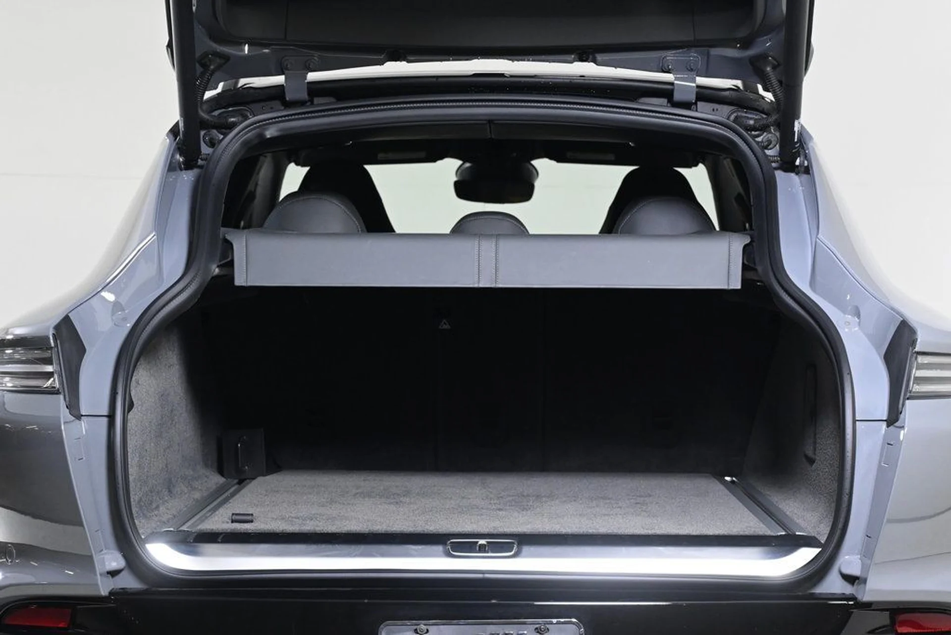 mph027_2800746797_used_2025_aston_martin_dbx_707_11350_22966426_27_1024_7c8b677aa7