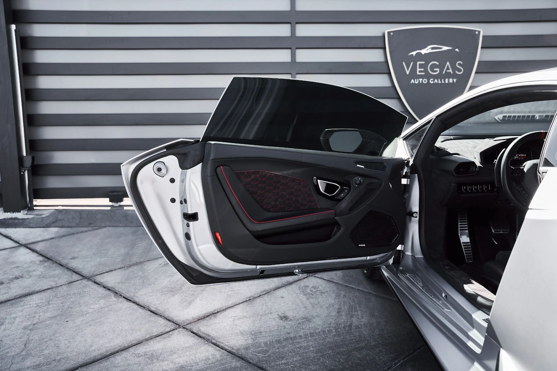 mph027_2801299584_Used_2023_Lamborghini_Huracan_Tecnica_Base_1777013699_7a9901b90e