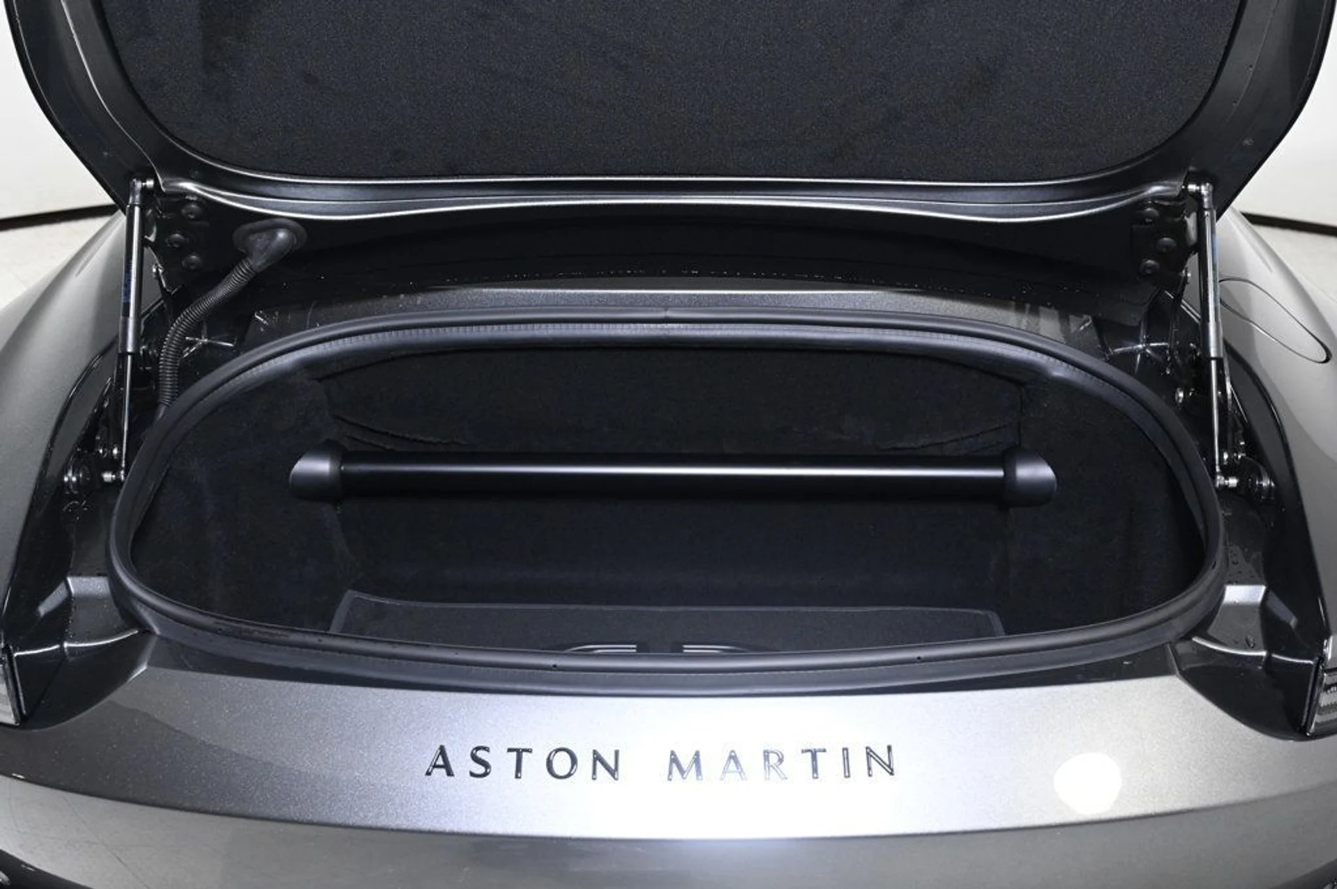 mph027_2819114254_new_2026_aston_martin_vantage_sroadster_11350_22966411_27_1024_ca4ac1d7a2