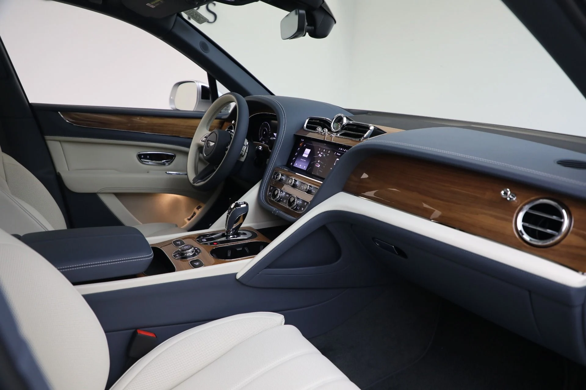 mph027_2835342453_New_2025_Bentley_Bentayga_EWB_V8_e8449a4d6e