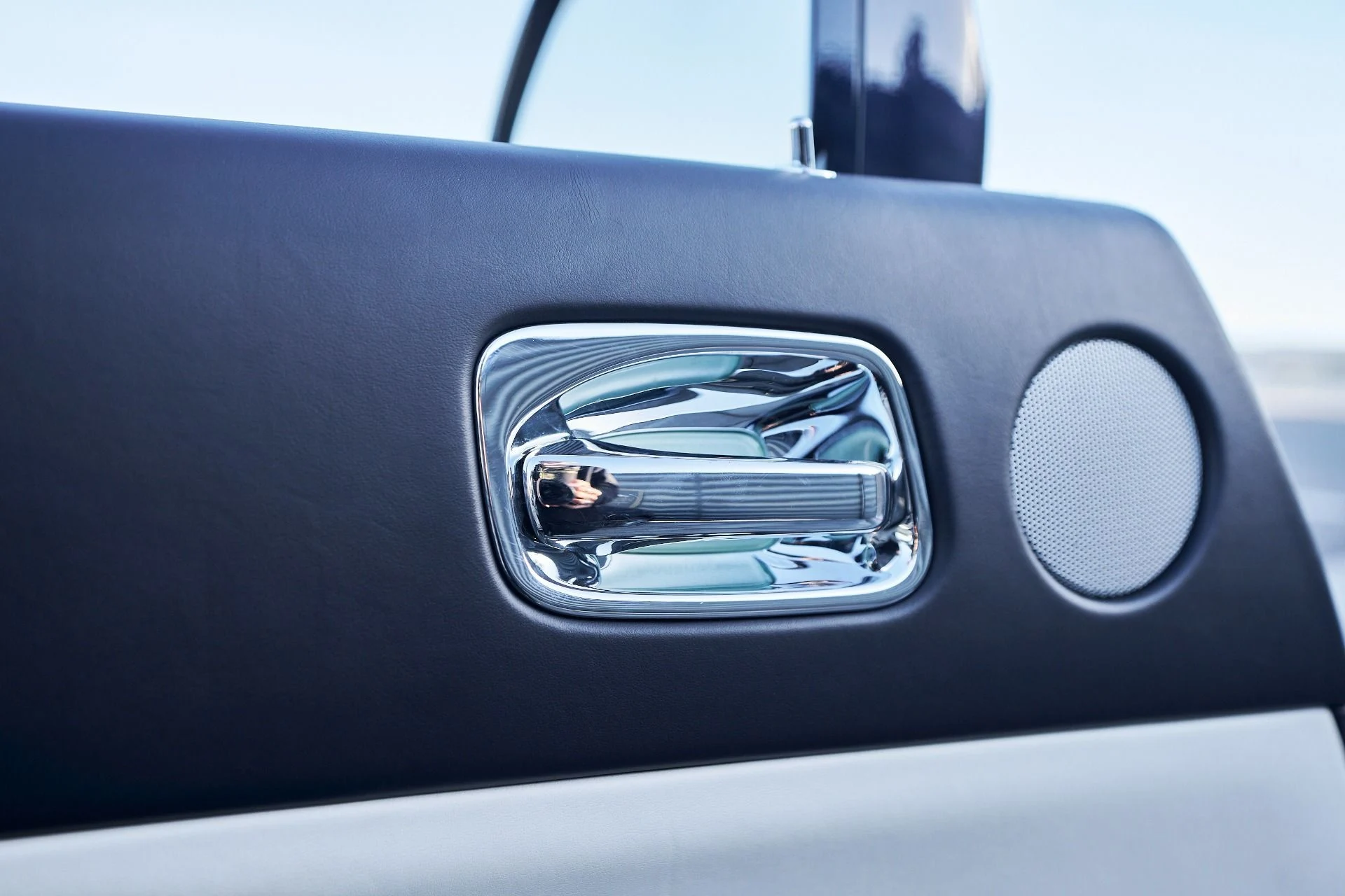 mph027_2853008939_Used_2018_Rolls_Royce_Dawn_1764124364_a893436426