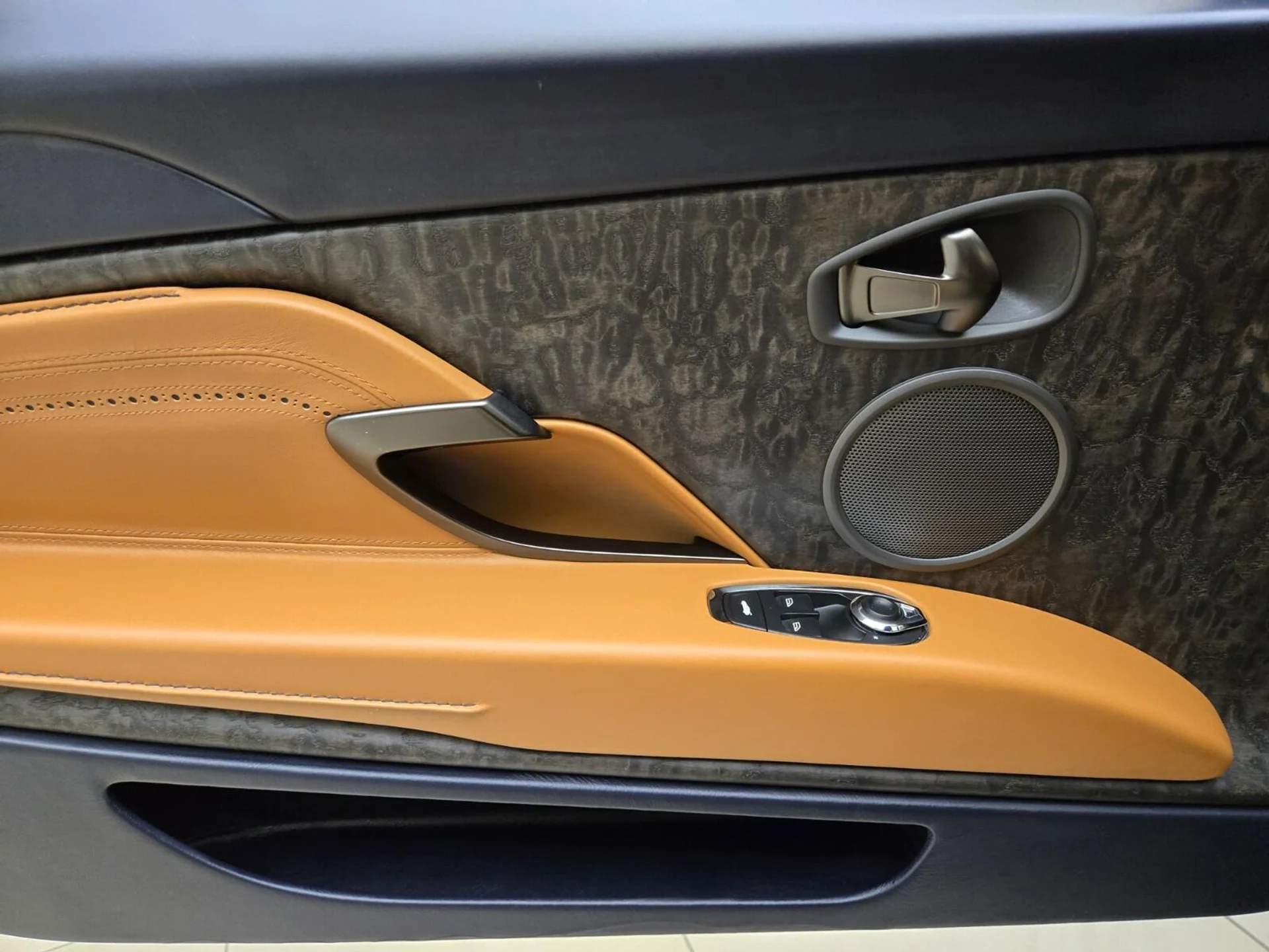 mph027_2871870821_Used_2021_Aston_Martin_DB_11_1764057881_72ae1eb56f