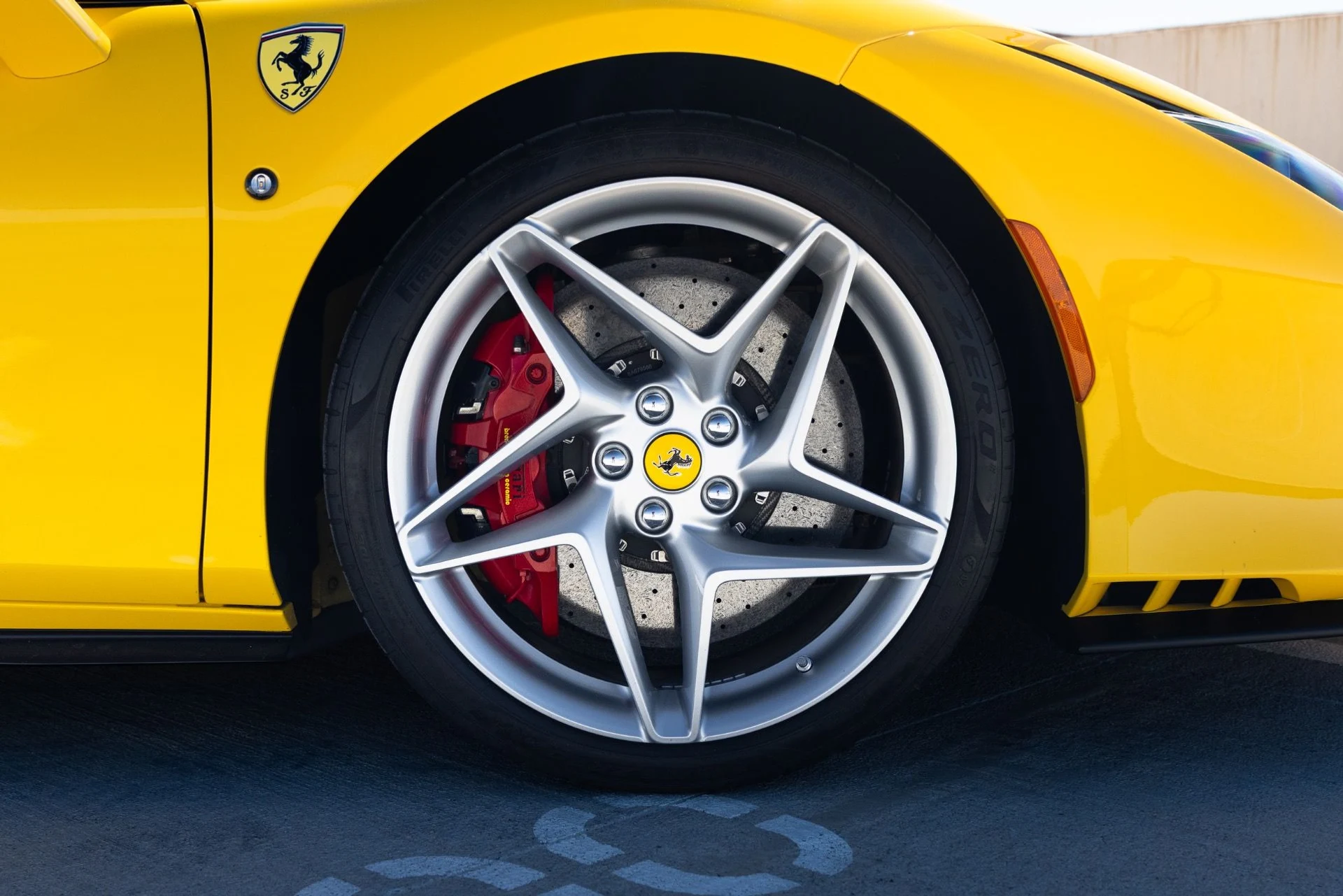 mph027_2879602569_Used_2022_Ferrari_F8_Spider_1790977692_5c55e62f16