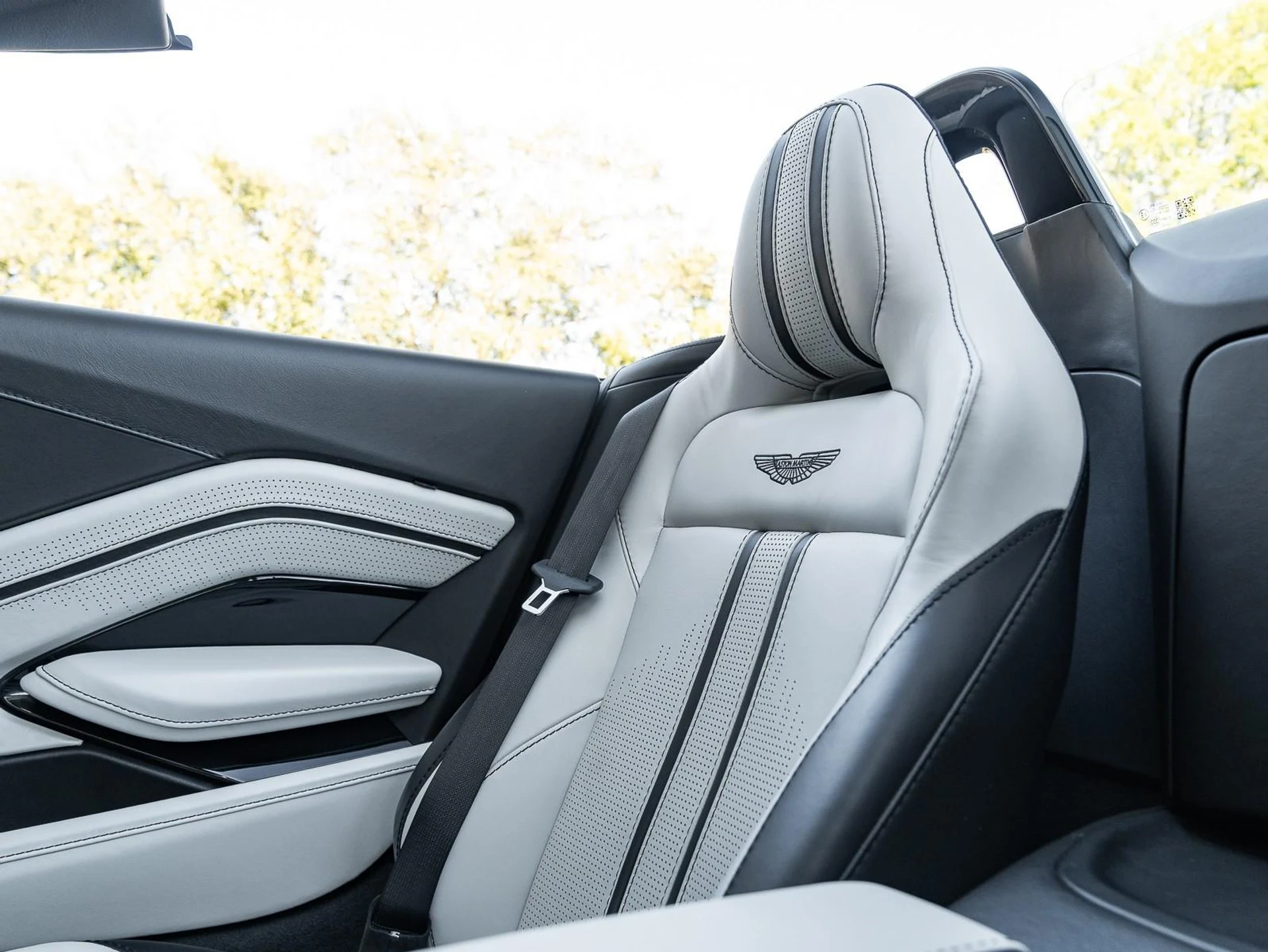 mph027_2896732297_Used_2021_Aston_Martin_Vantage_Roadster_1767733772_c5bca5a75b