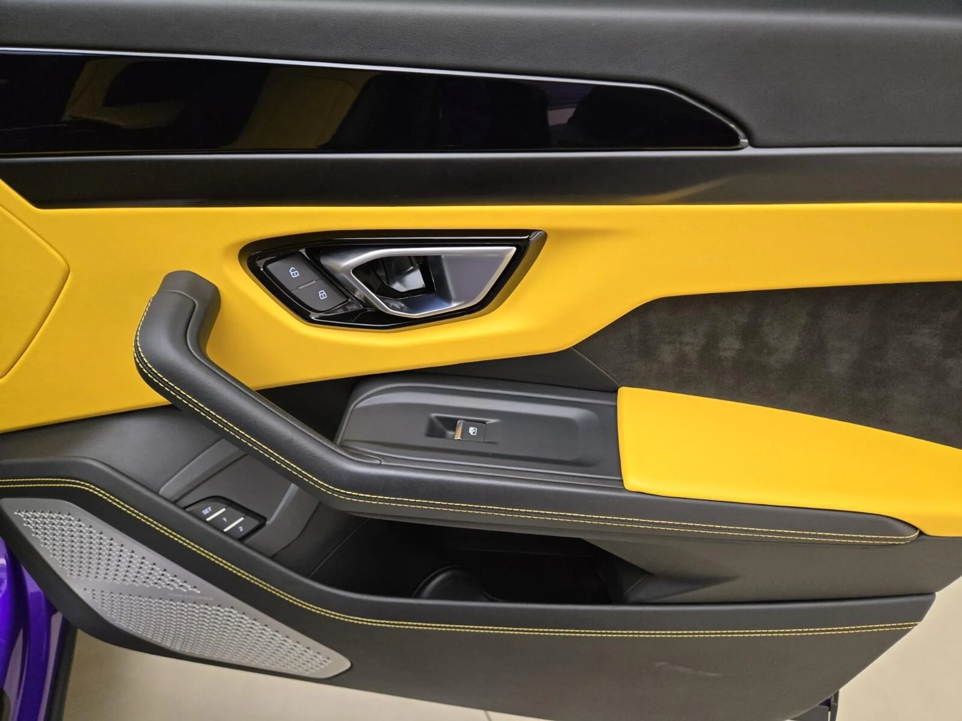 mph027_2905128496_Used_2022_Lamborghini_Urus_1760597924_1a13dba757