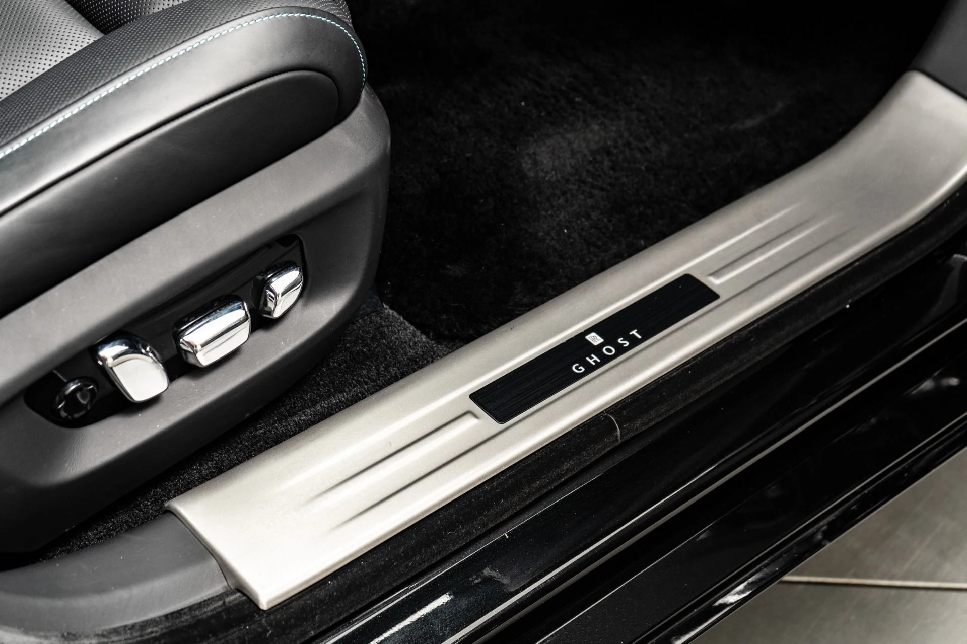 mph027_2909796936_Used_2022_Rolls_Royce_Ghost_1774388734_2f45f46215