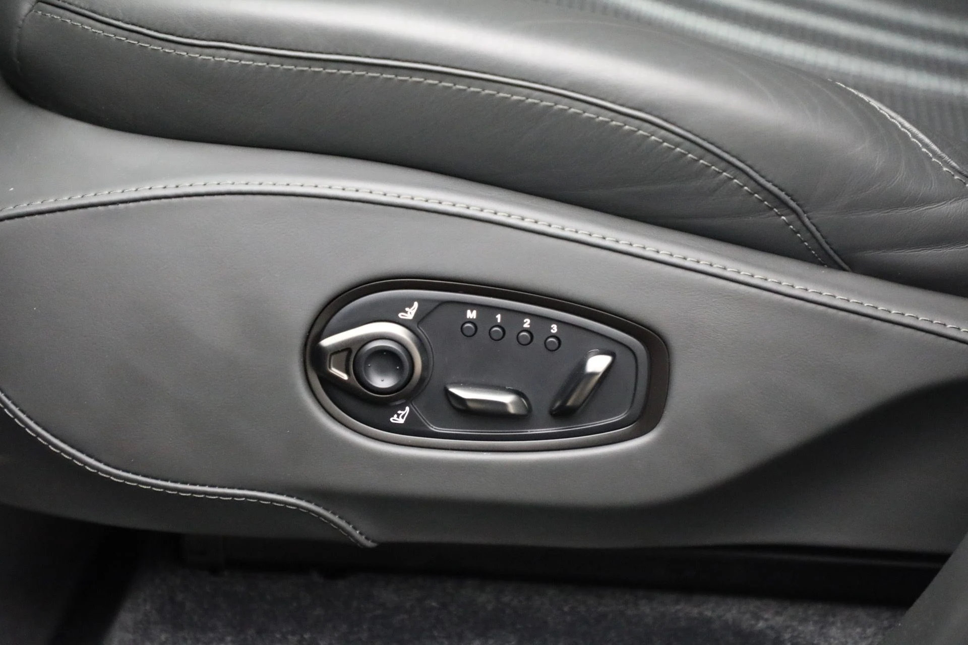 mph027_2912120620_New_2025_Aston_Martin_DBX_707_1762018439_7c9e22dab6