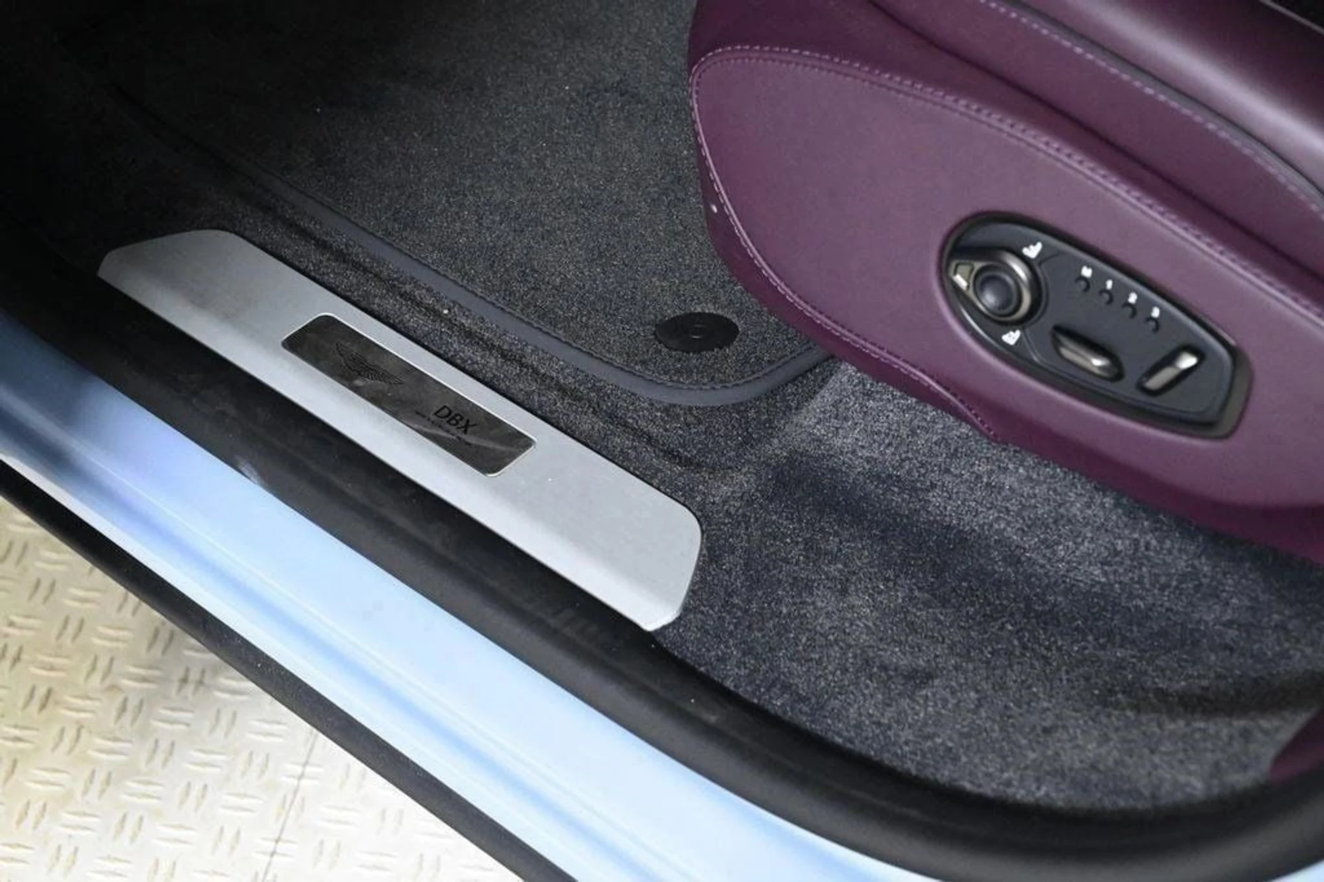 mph027_2914674274_new_2025_aston_martin_dbx_707awd_11350_22854661_27_1024_141fea0a29