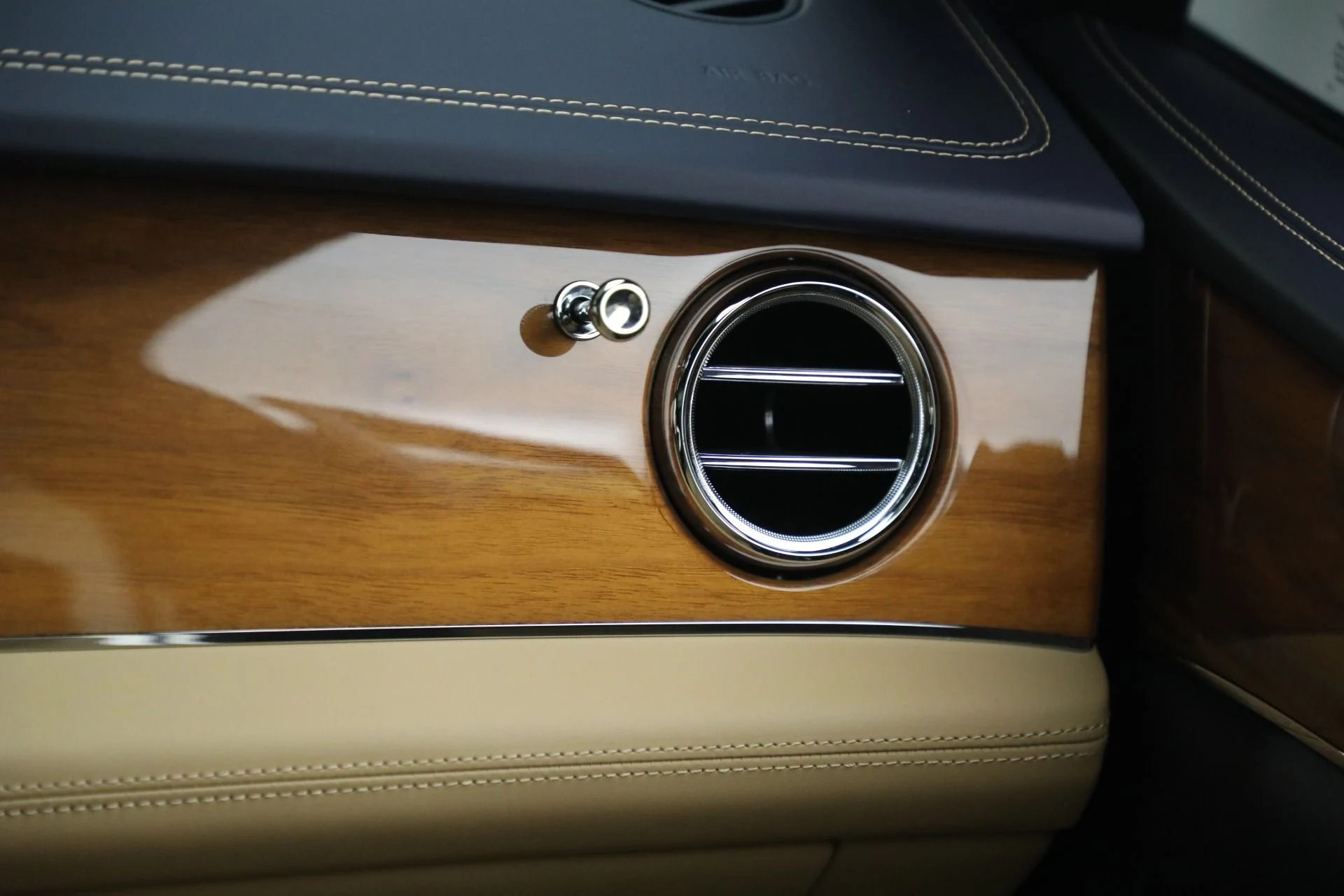 mph027_2935063429_Used_2024_Bentley_Bentayga_EWB_V8_1768588174_0fc719a93b