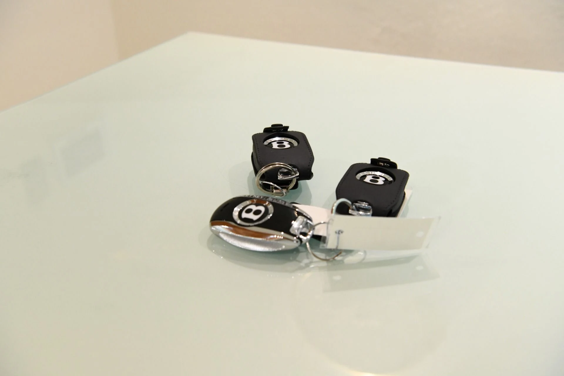 mph027_2947002269_Used_2024_Bentley_Bentayga_Azure_V8_1756931609_16d6a9aa45