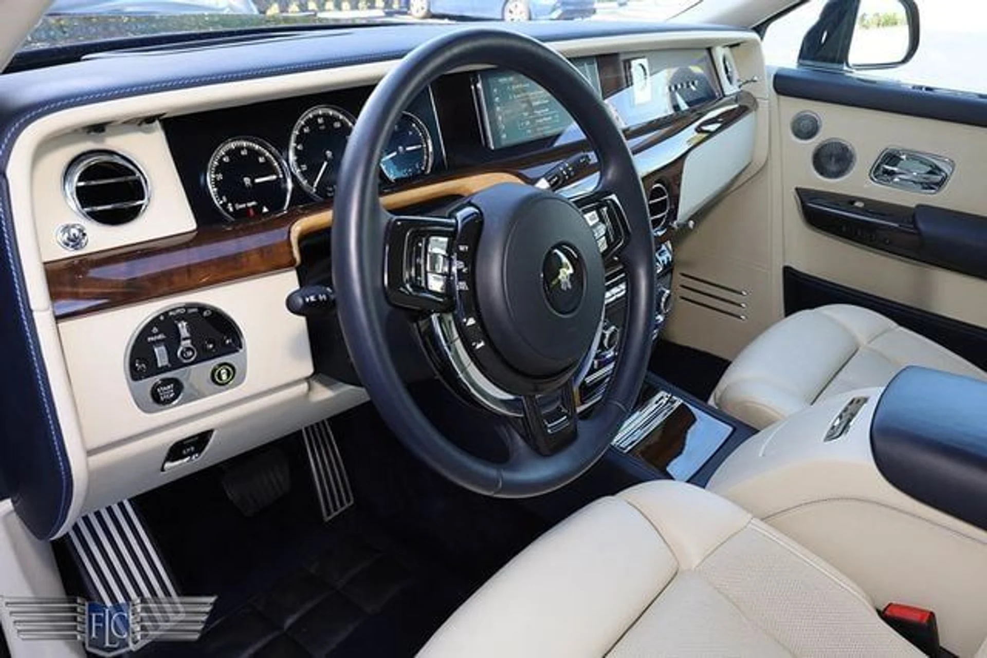 mph027_2952181067_used_2018_rolls_royce_phantom_sedan_6305_22718398_32_640_3105d94048