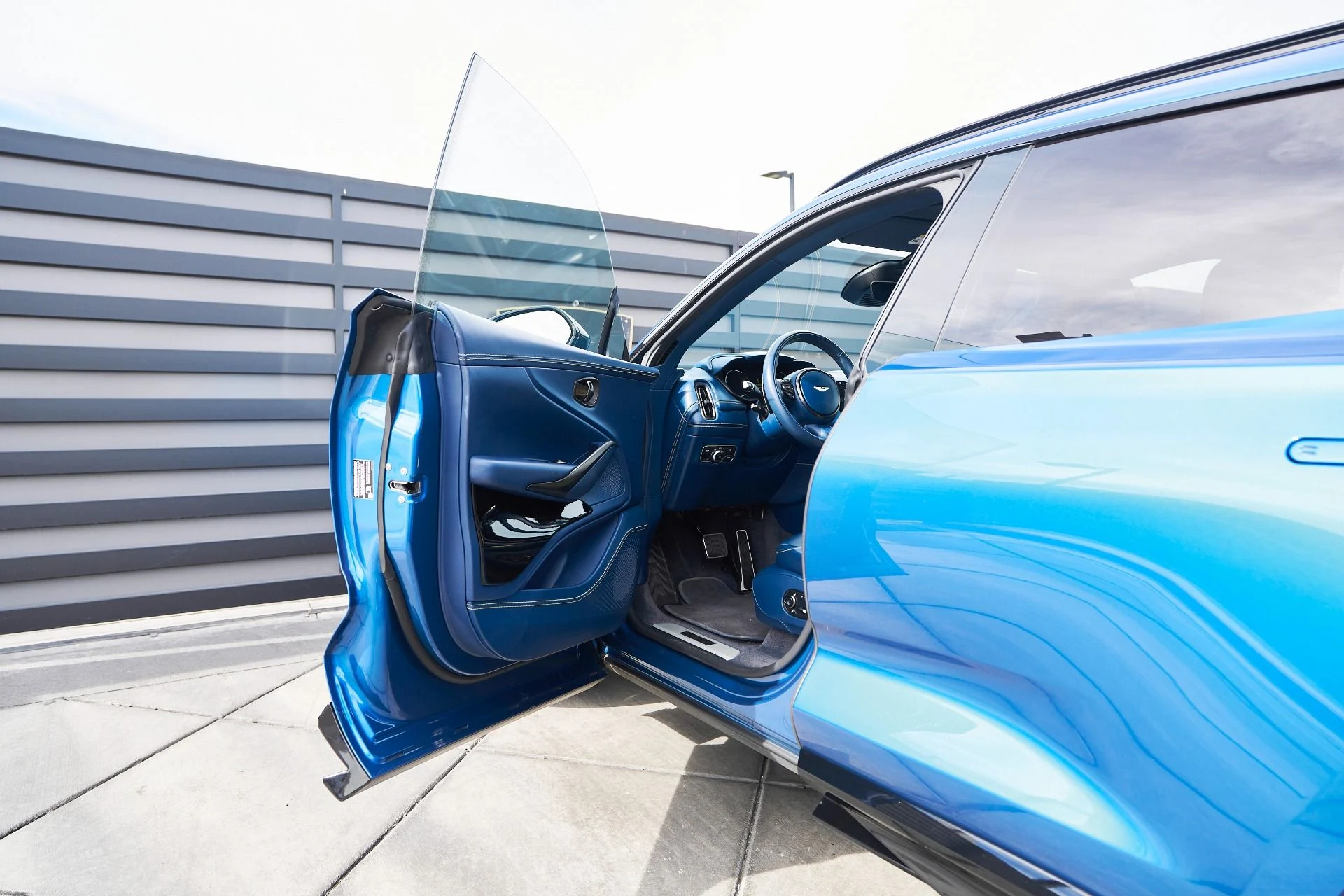 mph027_2959457918_Used_2023_Aston_Martin_DBX_707_1762900342_8fe2efaebd