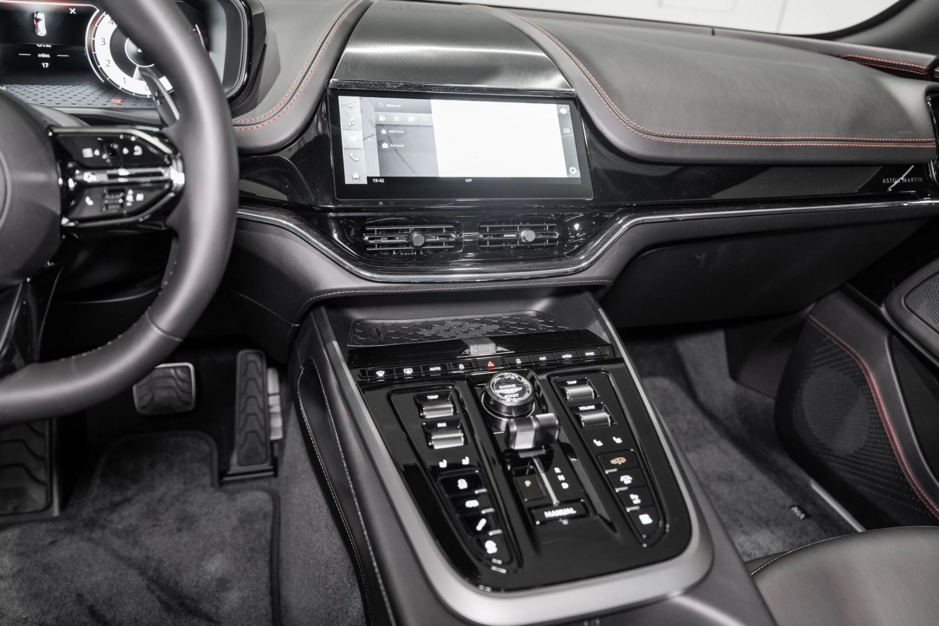 mph027_2963218117_New_2026_Aston_Martin_DBX_707_1765217762_c154857107