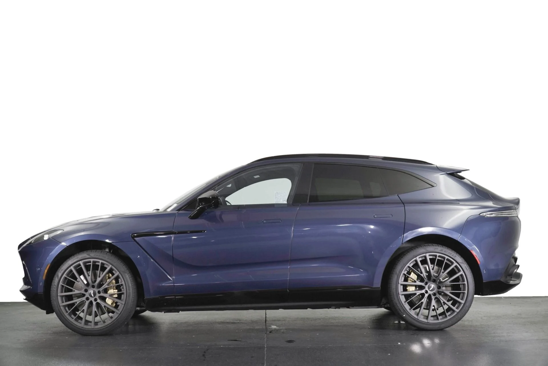 mph027_2975903057_Used_2022_Aston_Martin_DBX_1781165233_11c31a8c49