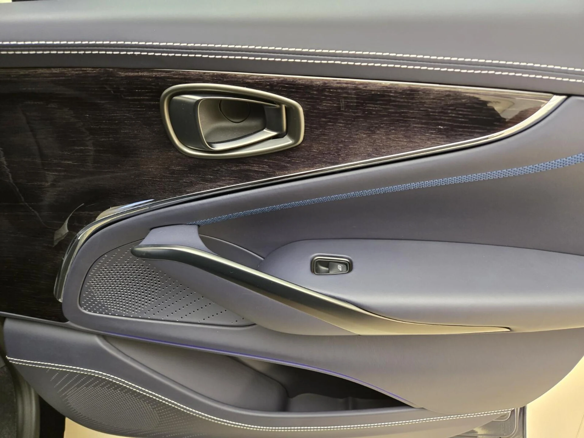 mph027_2982598089_New_2025_Aston_Martin_DBX_707_1753162632_c8a37f4950
