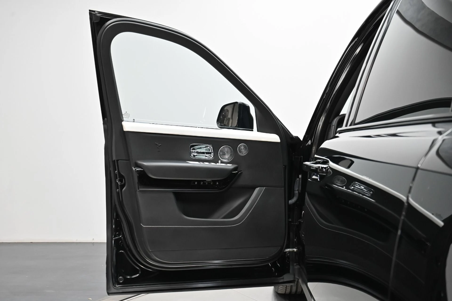 mph027_3006348017_Used_2019_Rolls_Royce_Cullinan_1761408905_7402793476