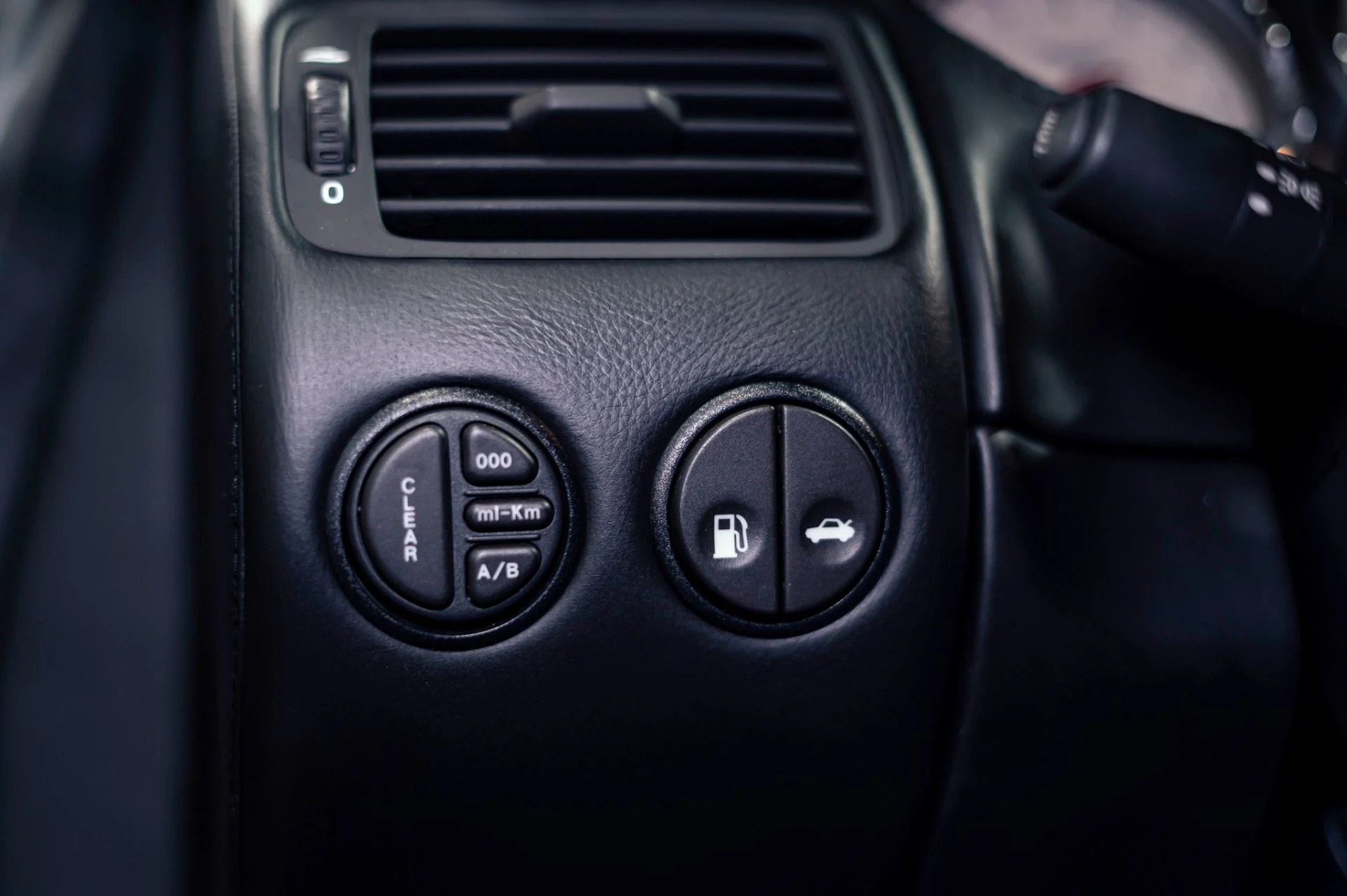 mph027_3025547235_Used_2003_Aston_Martin_V12_Vanquish_1778694278_46abd9b8d9