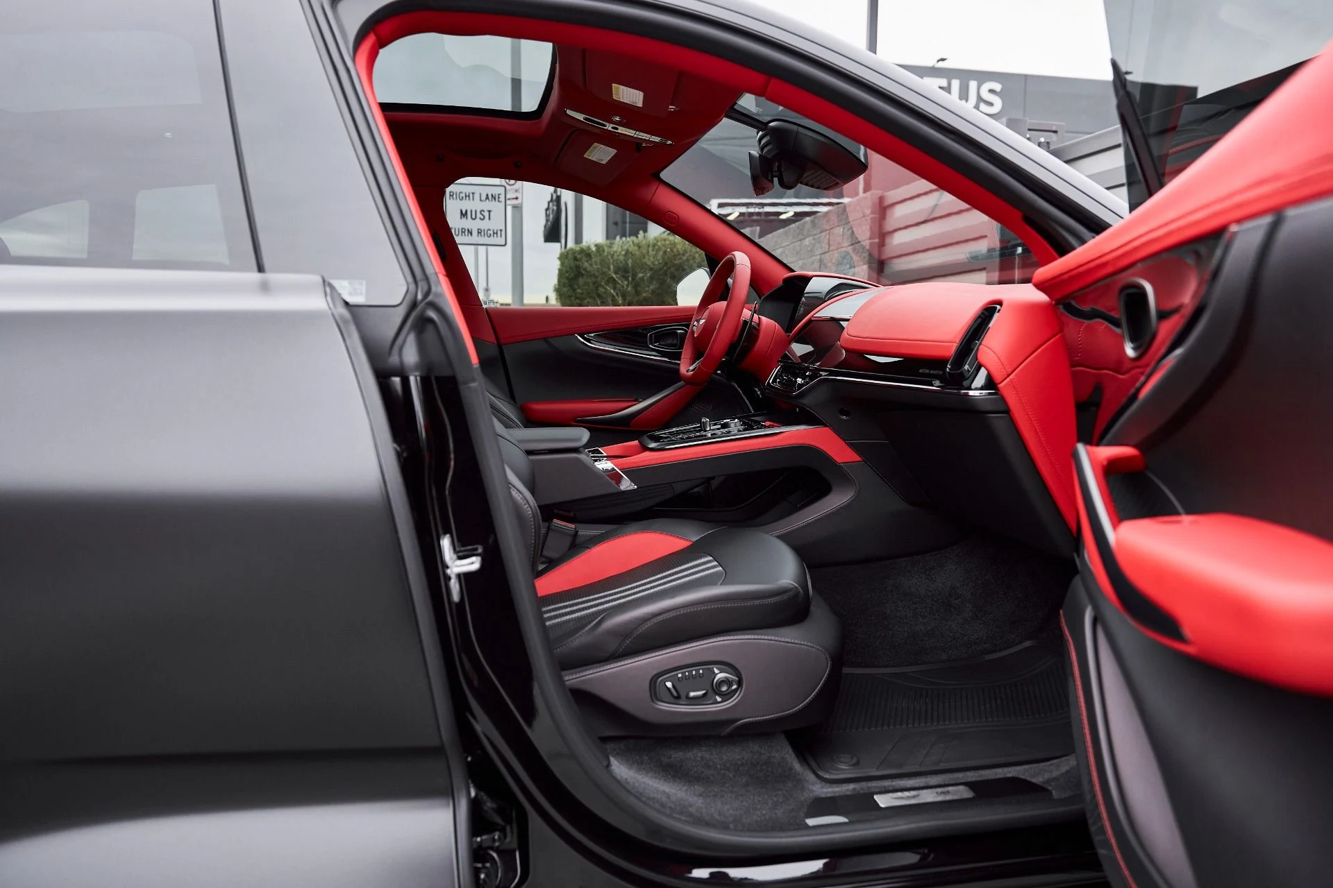 mph027_3040889392_Used_2025_Aston_Martin_DBX_707_1766785318_6d6a6b7ceb