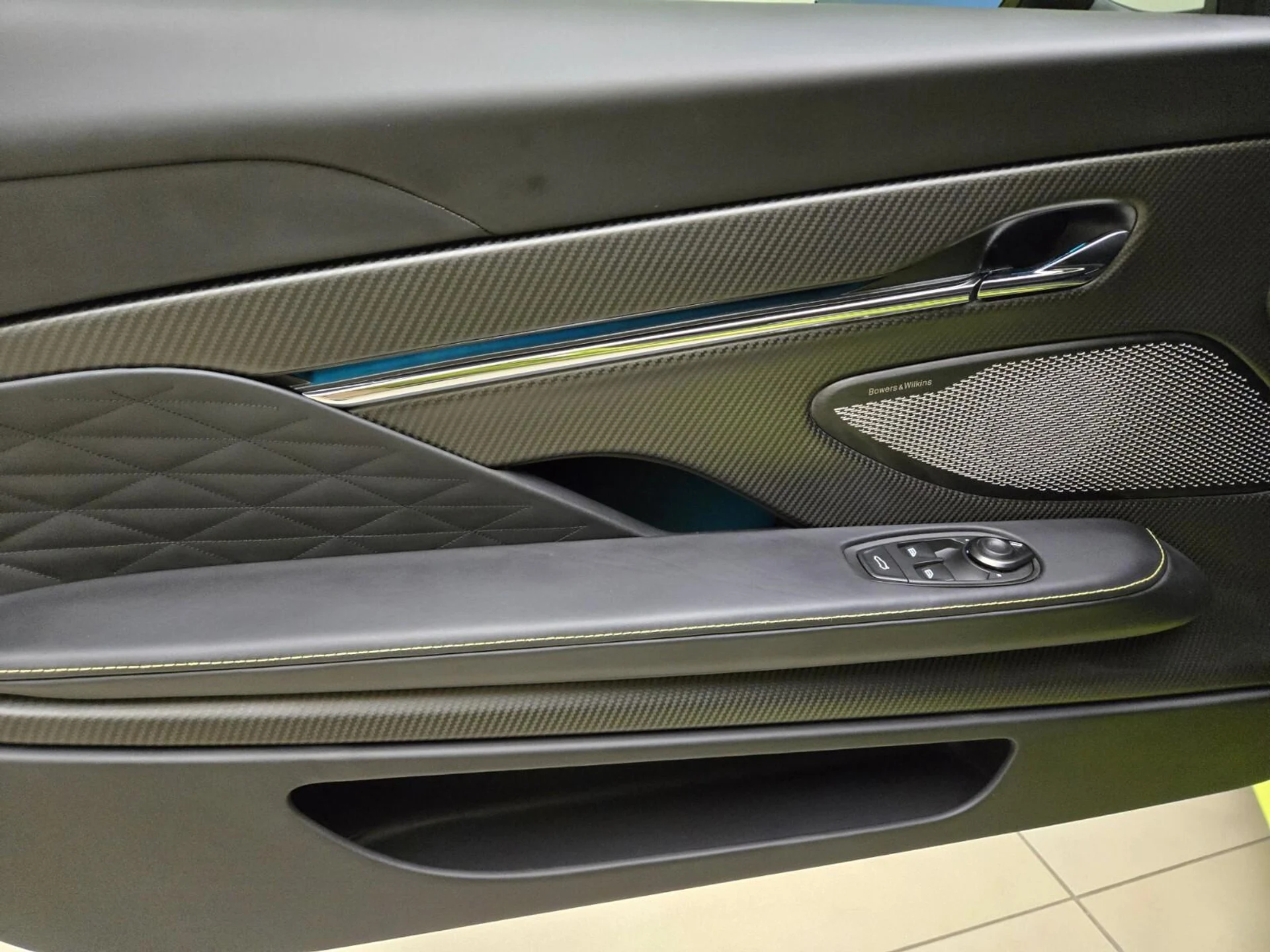 mph027_3051649390_Used_2024_Aston_Martin_DB_12_1771052418_b9bc1a68bf