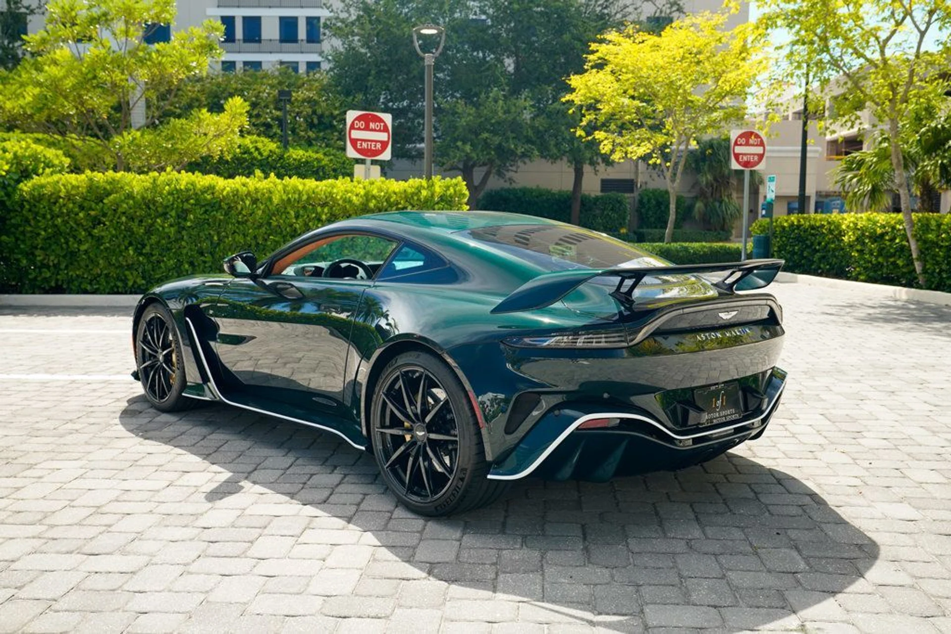 mph027_308120479_used_2023_aston_martin_vantage_v12coupe_14354_22896697_28_1024_50a3cbede3