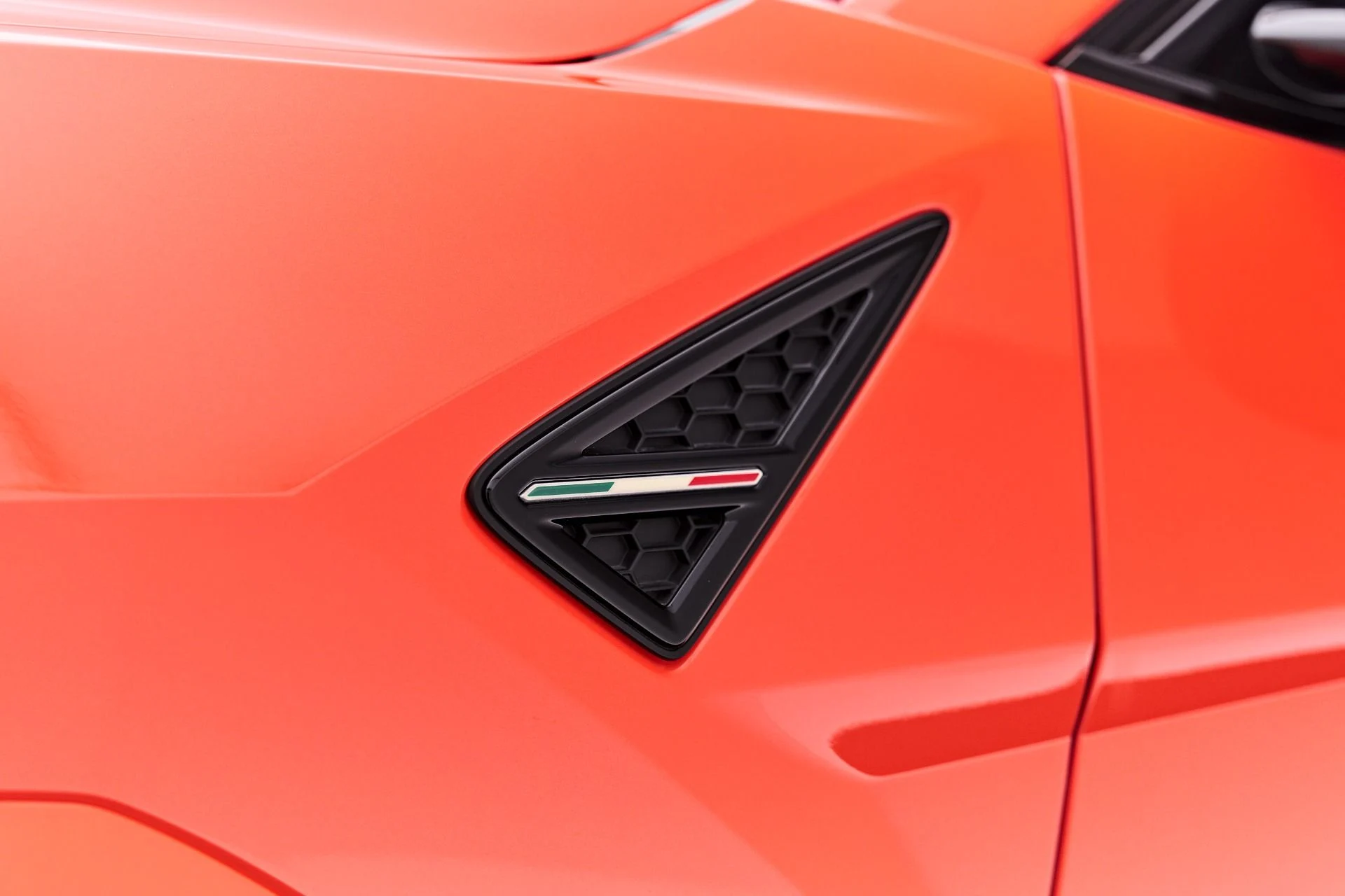 mph027_3090472470_Used_2025_Lamborghini_Urus_SE_1785258928_6c146a0395