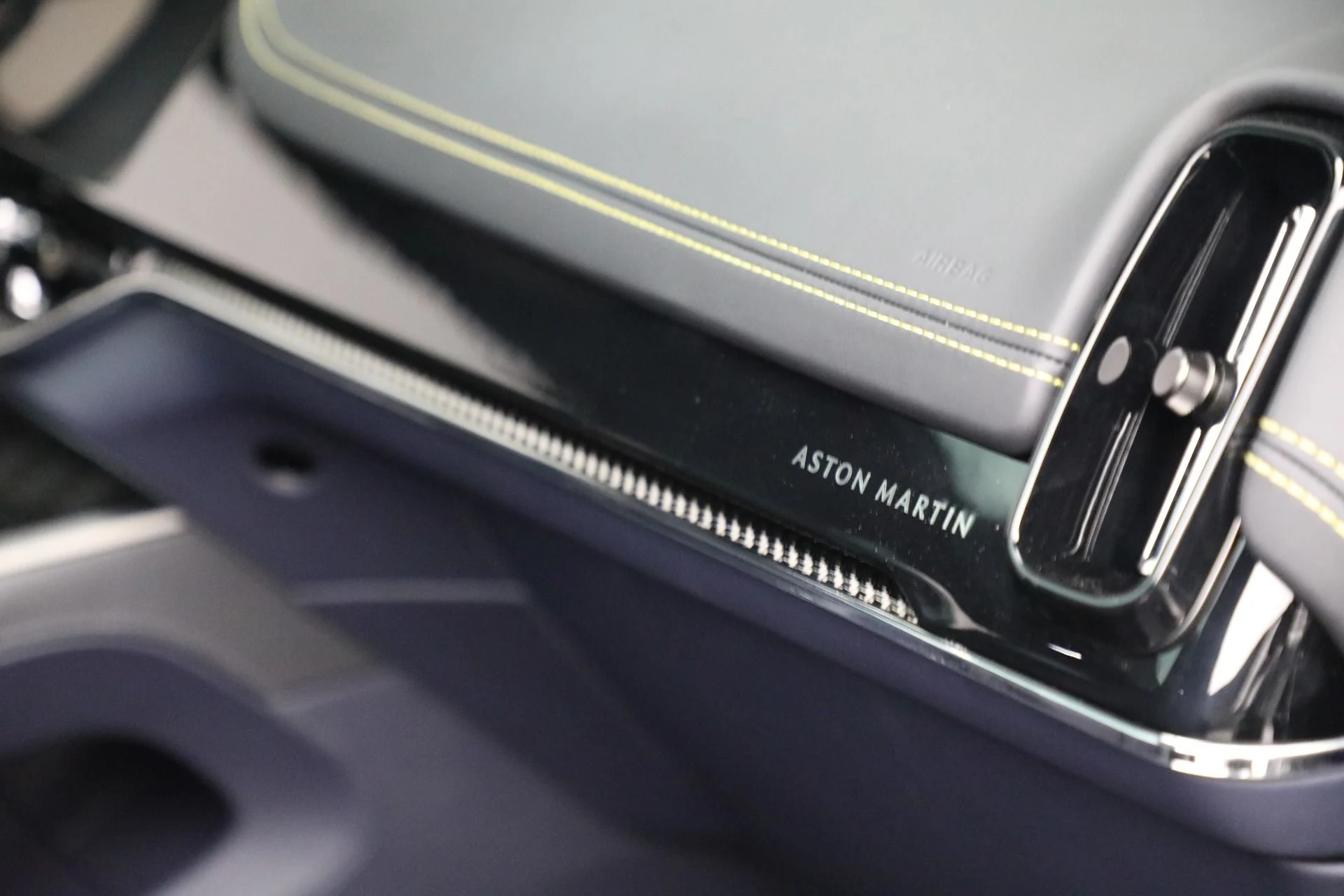 mph027_3104970936_New_2025_Aston_Martin_DBX_707_707_19d2003ead