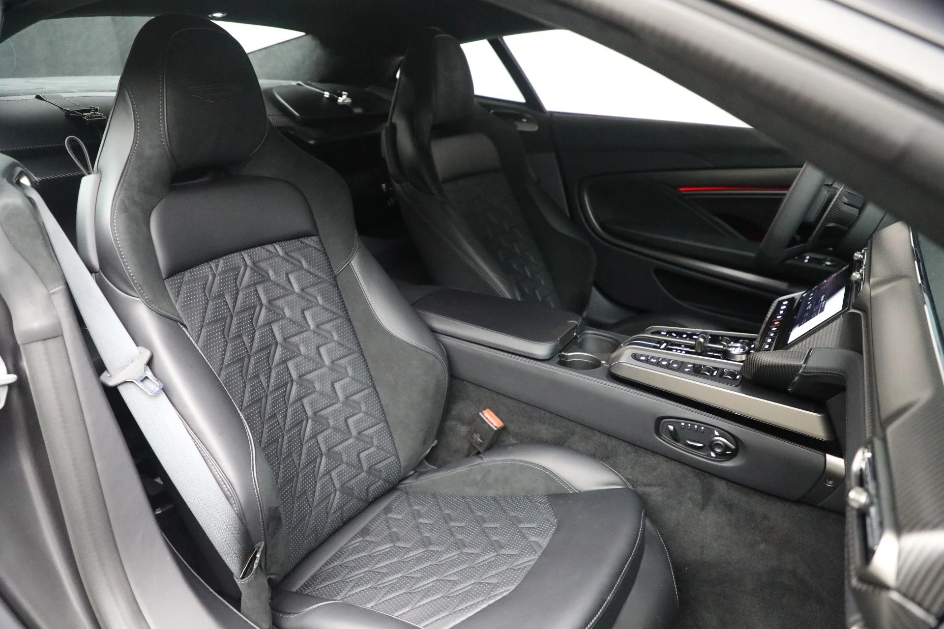 mph027_310805349_Used_2025_Aston_Martin_Vanquish_fabc2ecce1