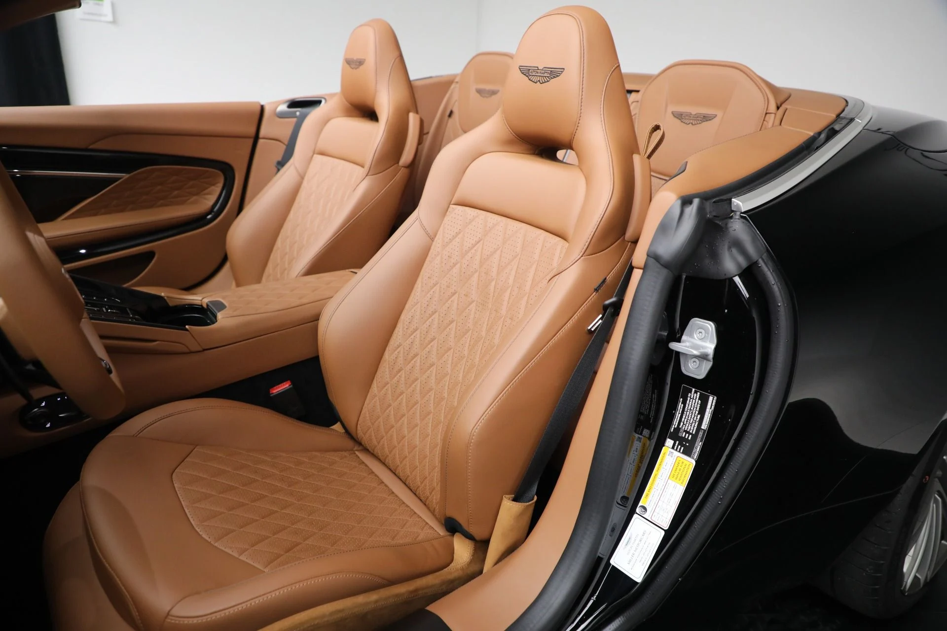 mph027_3143066231_New_2025_Aston_Martin_DB_12_Volante_a40ce46c1c