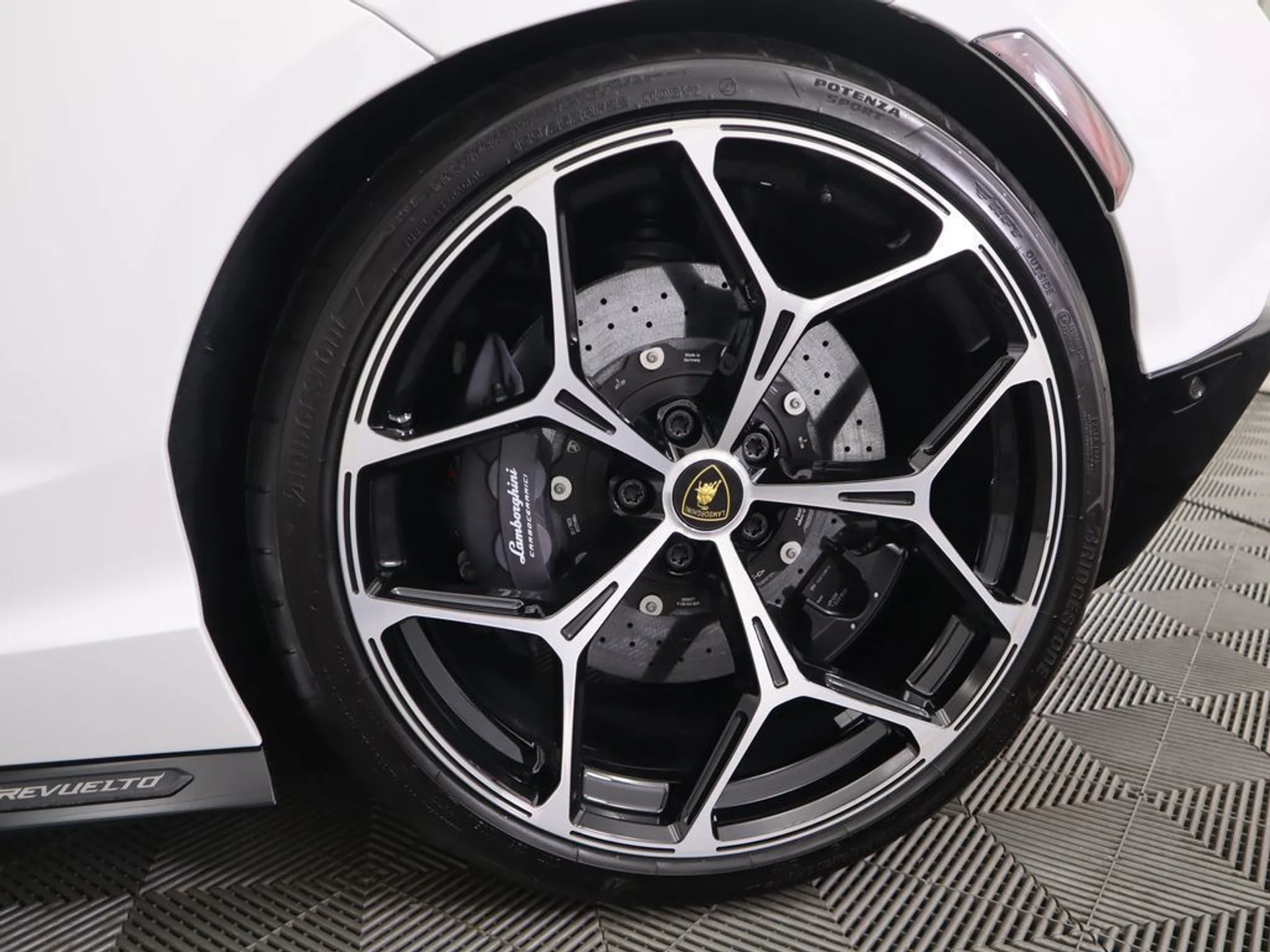 mph027_3144040977_used_2024_lamborghini_revuelto_coupe_8119_23017512_28_1024_93d2bc466e